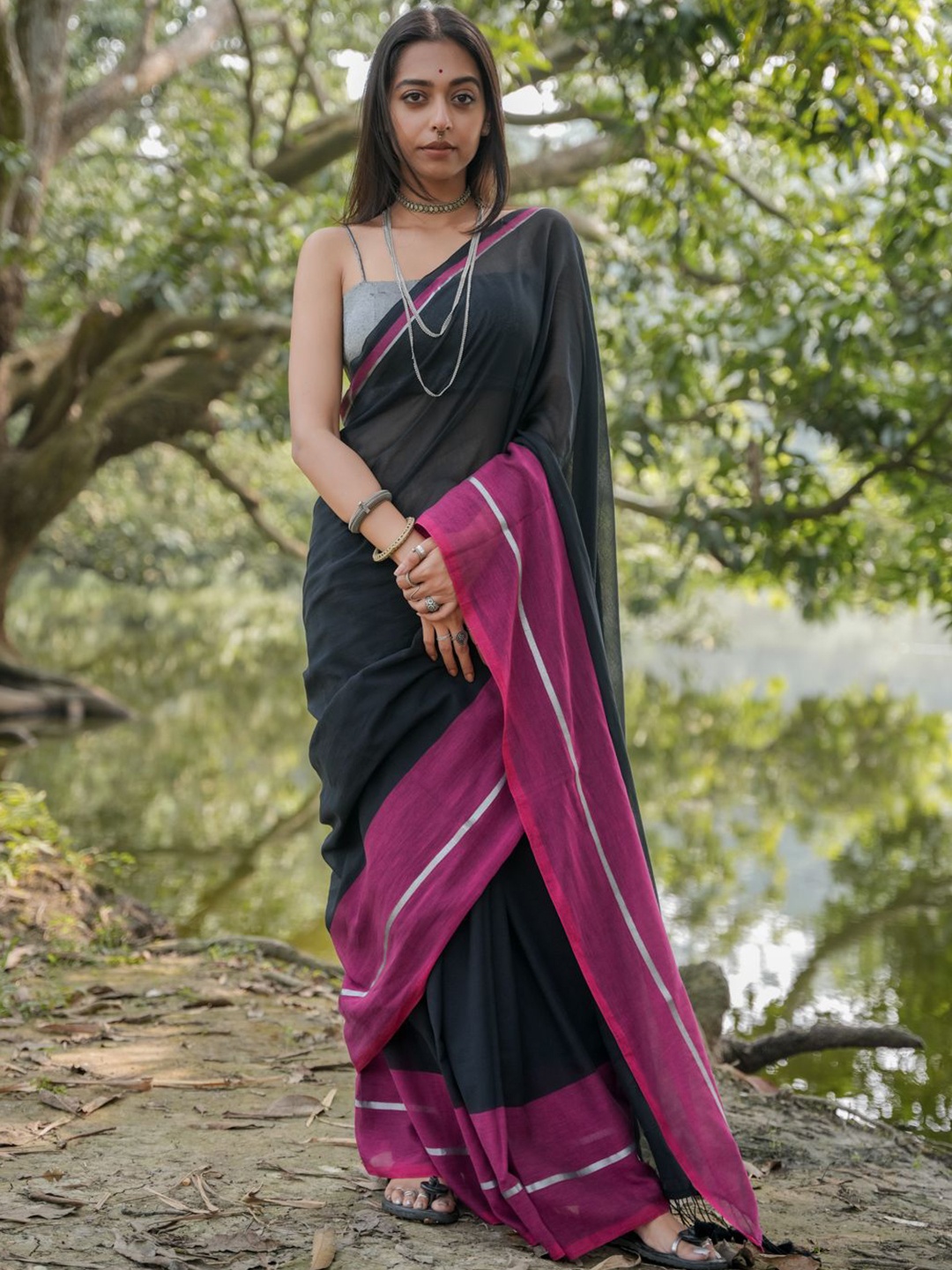 

Suta Women Zari Saree, Black