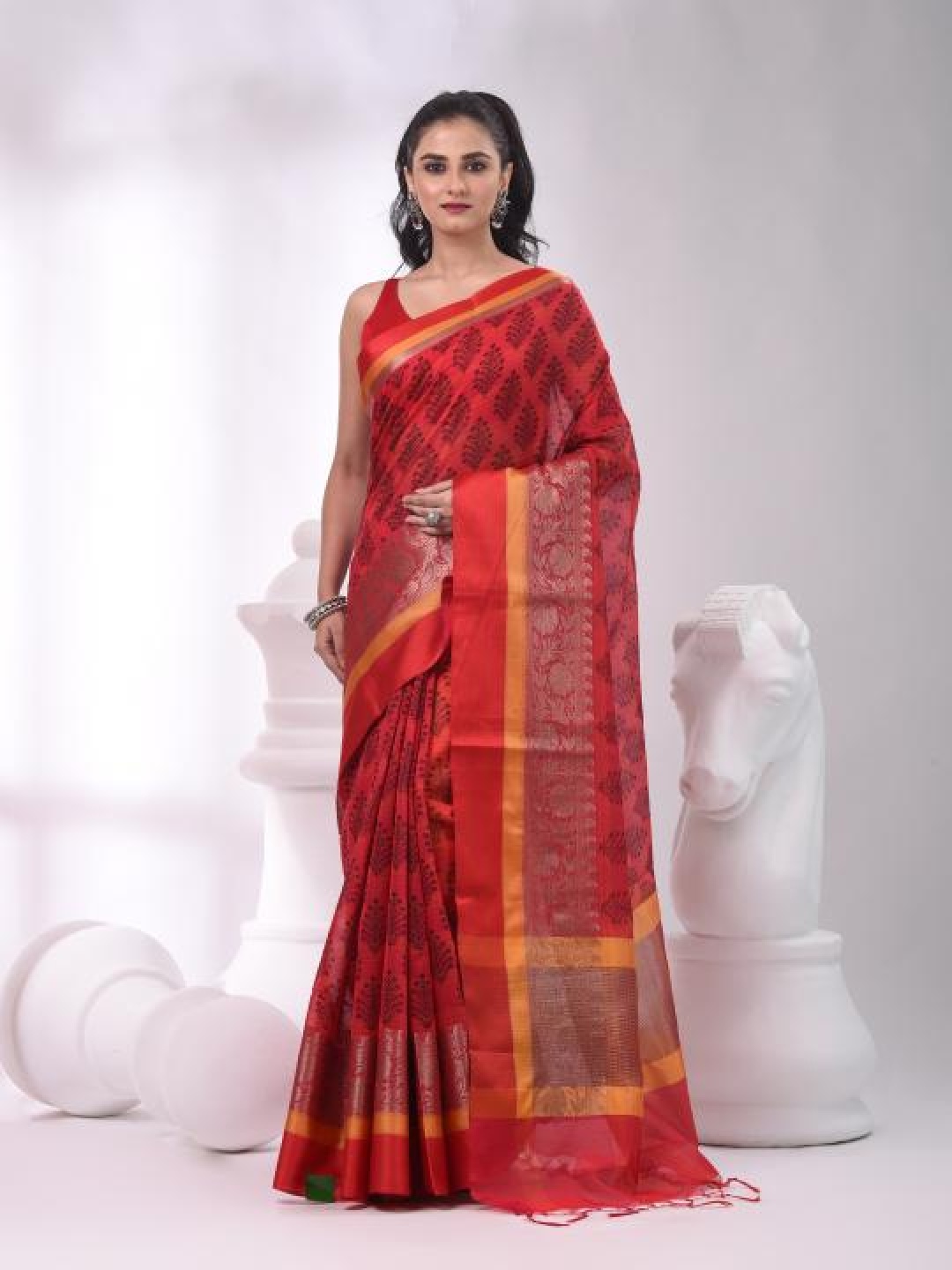 

VIBHAVARI Floral Saree, Red