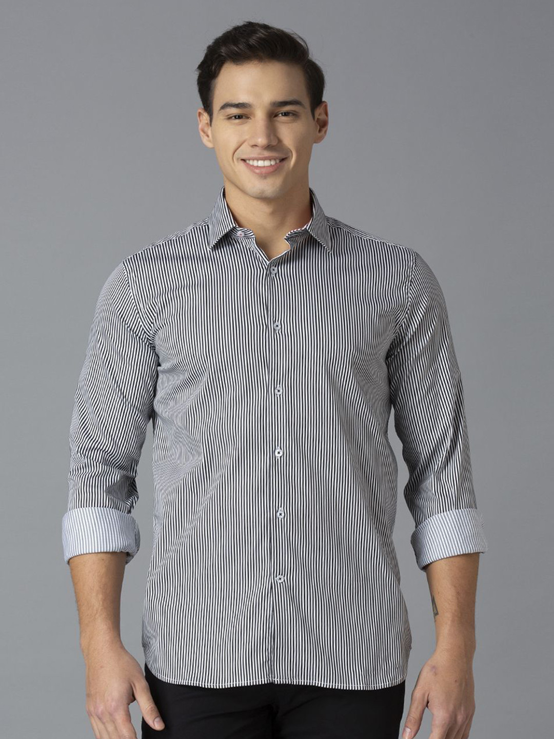 

Reid & Taylor Men Slim Fit Opaque Striped Casual Shirt, Black