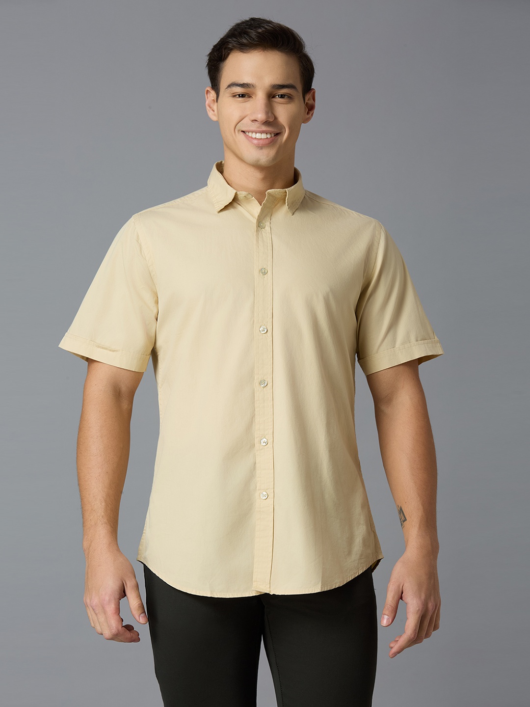 

Reid & Taylor Men India Slim Fit Spread Collar Solid Cotton Casual Shirt, Beige