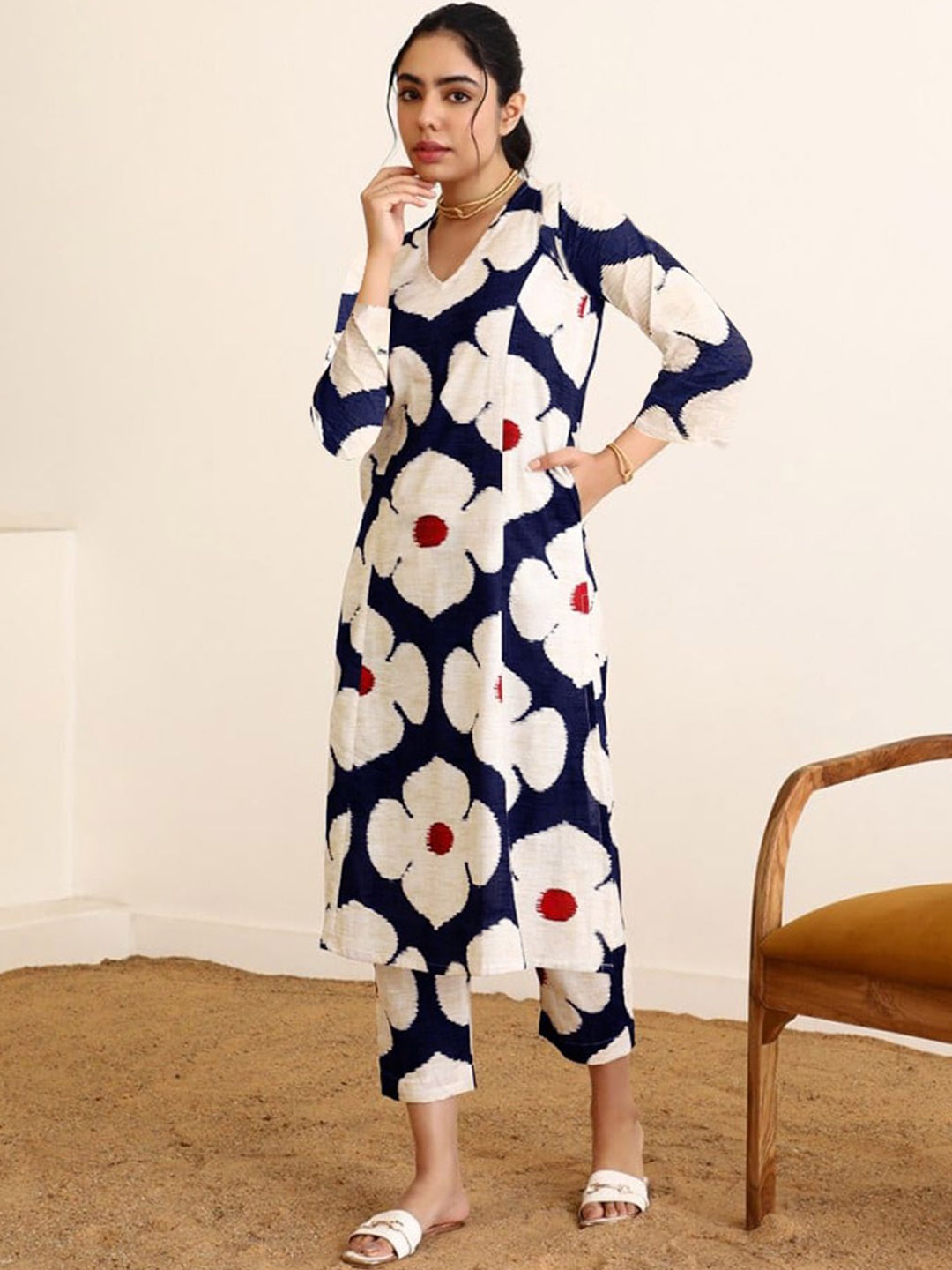 

DIVASTRI Floral Printed V-Neck Straight Kurta With Trousers, Navy blue