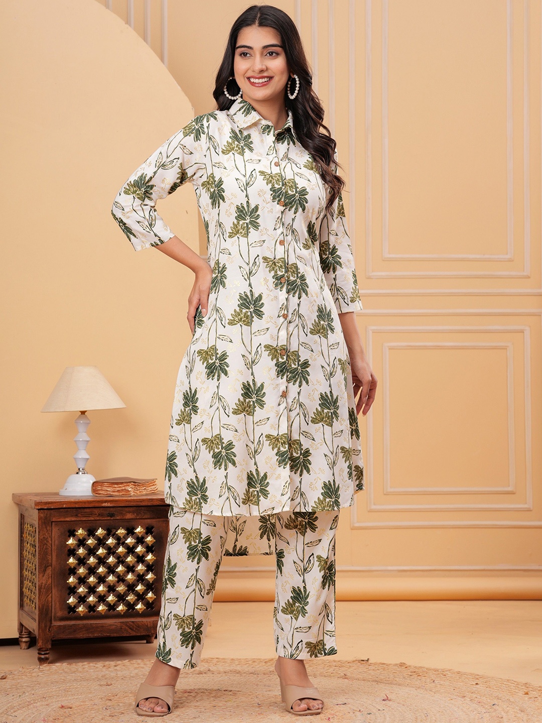 

PINGAKSH Floral Printed Shirt Collar Pure Cotton Straight Kurta With Trousers, Green