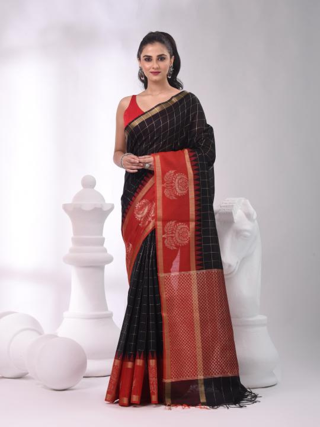 

VIBHAVARI Checked Zari Saree, Black