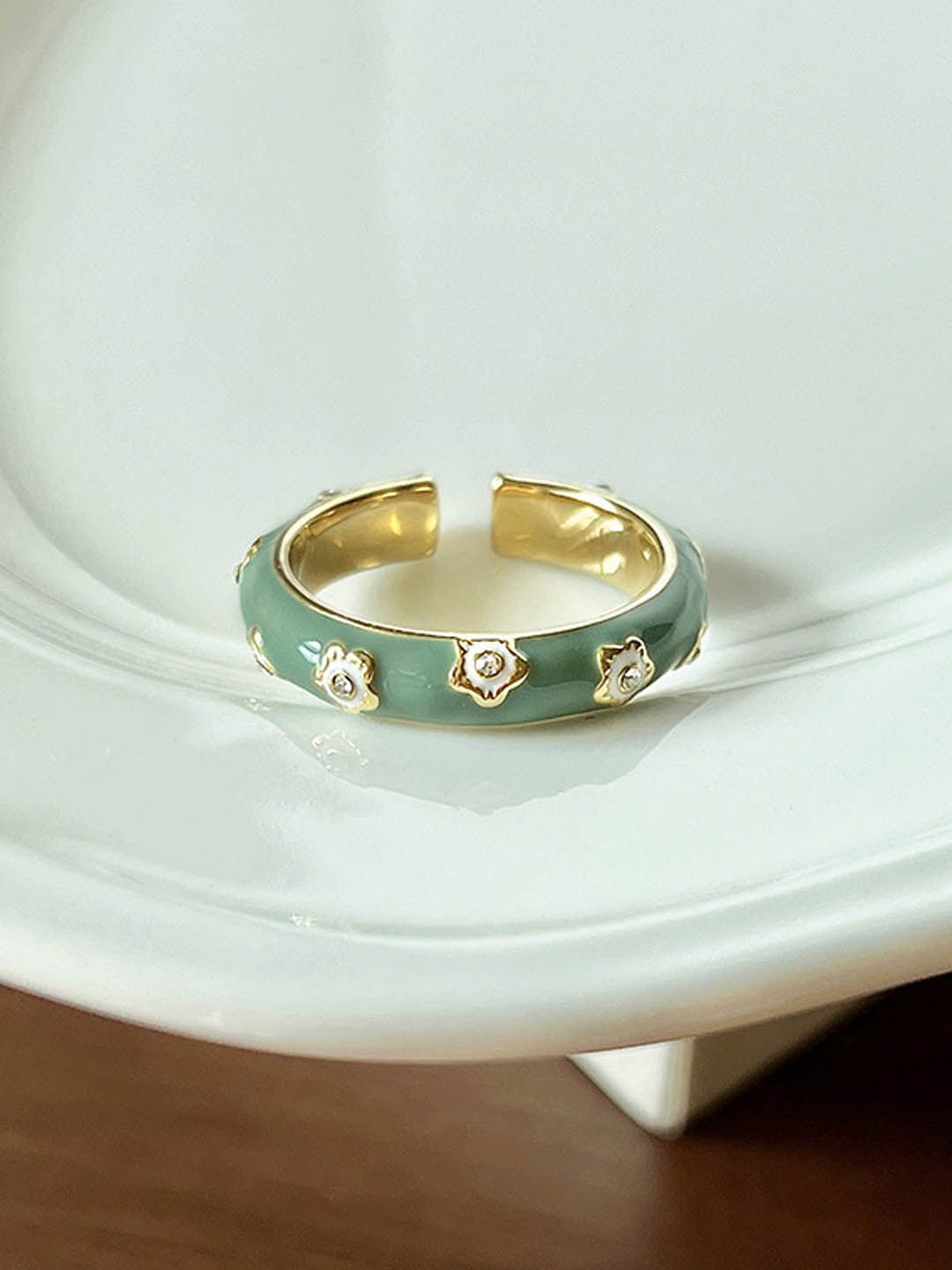 

StyleCast Elegant Silver-Toned Artificial Stone Studded Adjustable Finger Ring