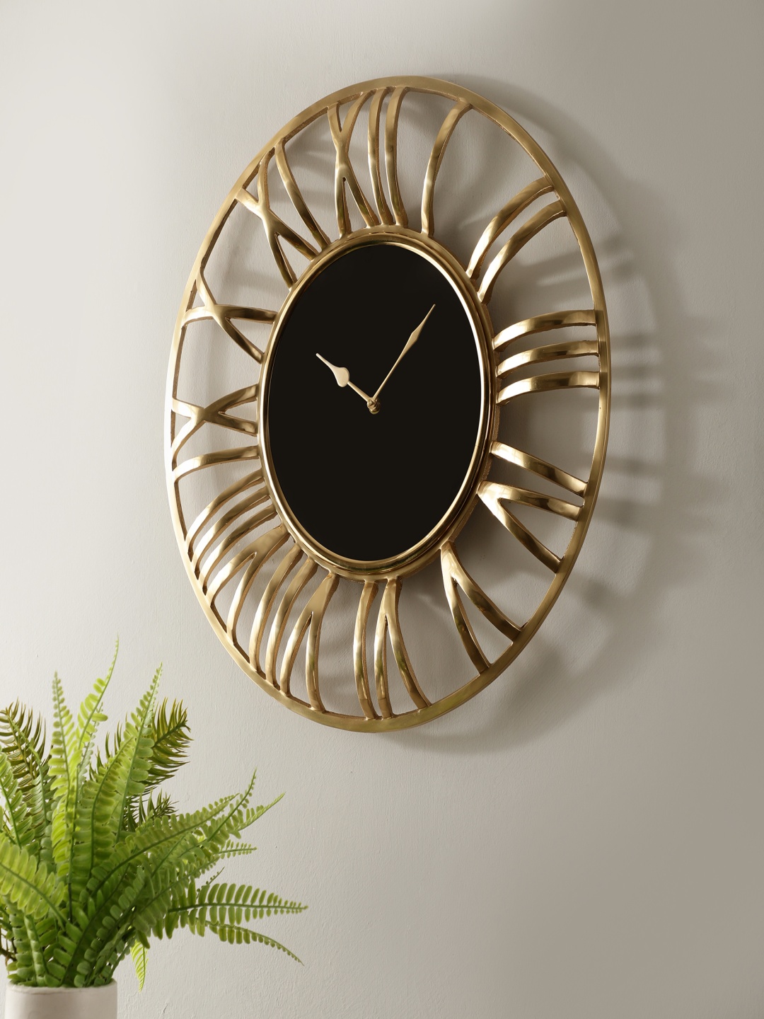 

Decor de Maison Aether Gold-Toned & Black Round Shaped Table Clock