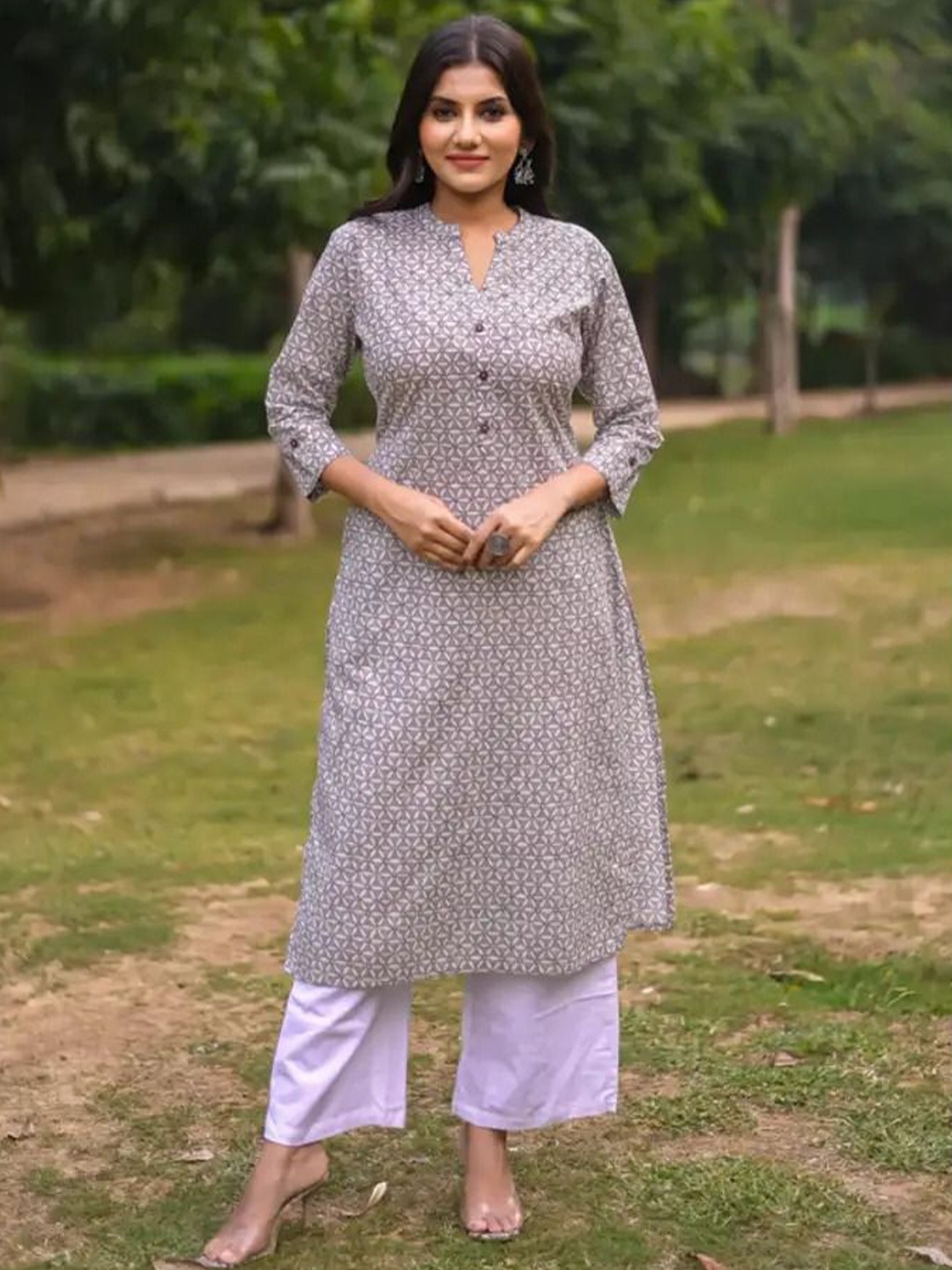

Vivika Floral Printed Mandarin Collar Pure Cotton Straight Kurta, Grey