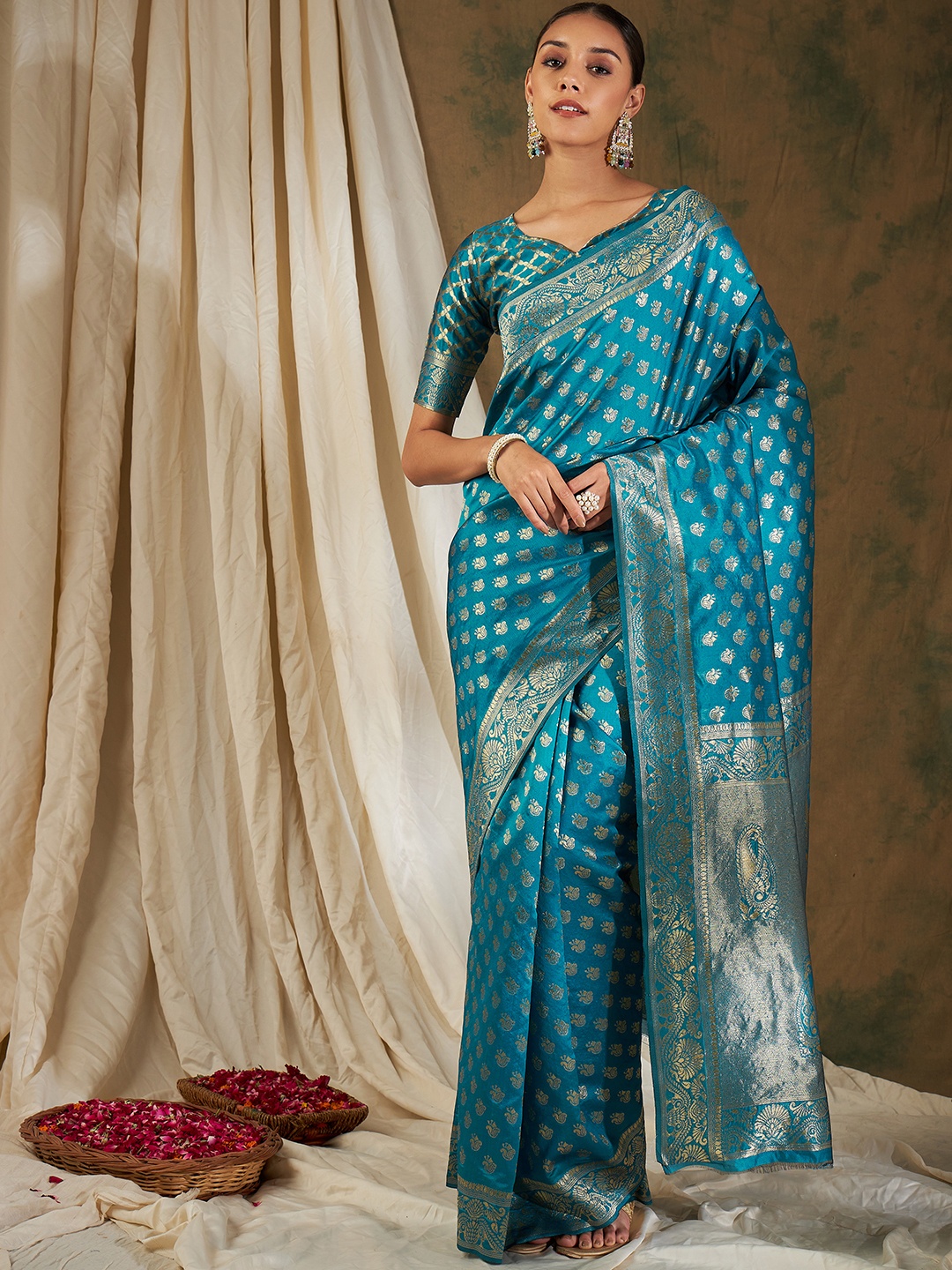 

DEVATITHI Woven Design Zari Silk Blend Kanjeevaram Saree, Navy blue