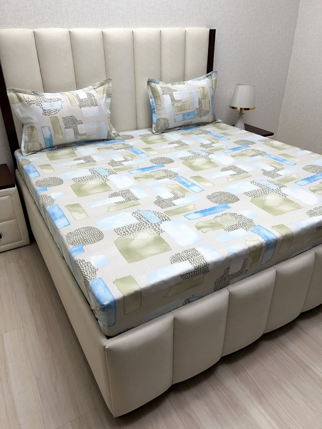 

Pure Decor Royal Passion Grey Printed 400 TC Pure Cotton Queen Bedsheet Set 2.28m x 2.54 m
