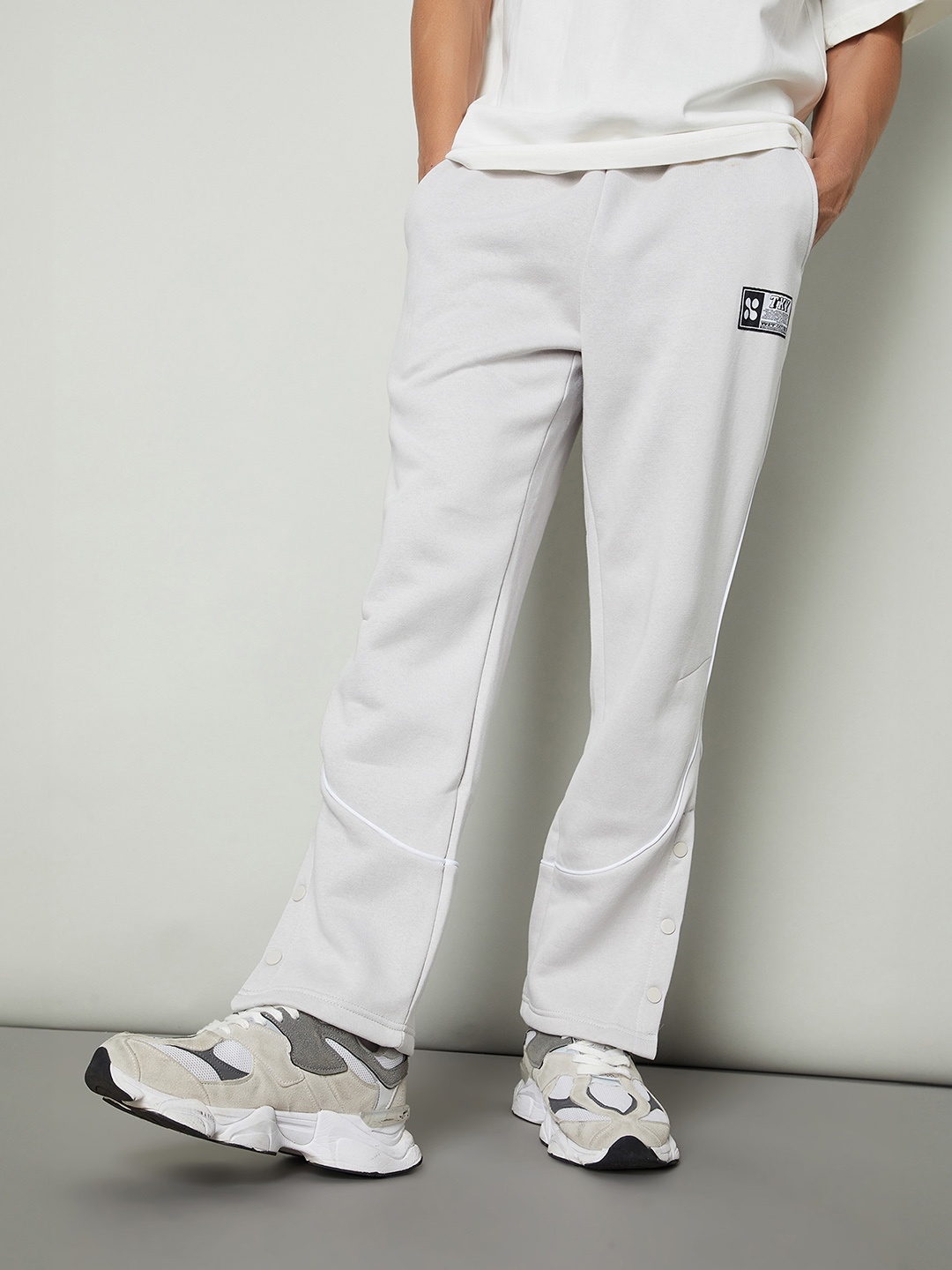 

max Men Regular Fit Mid-Rise Cotton Trouser, White