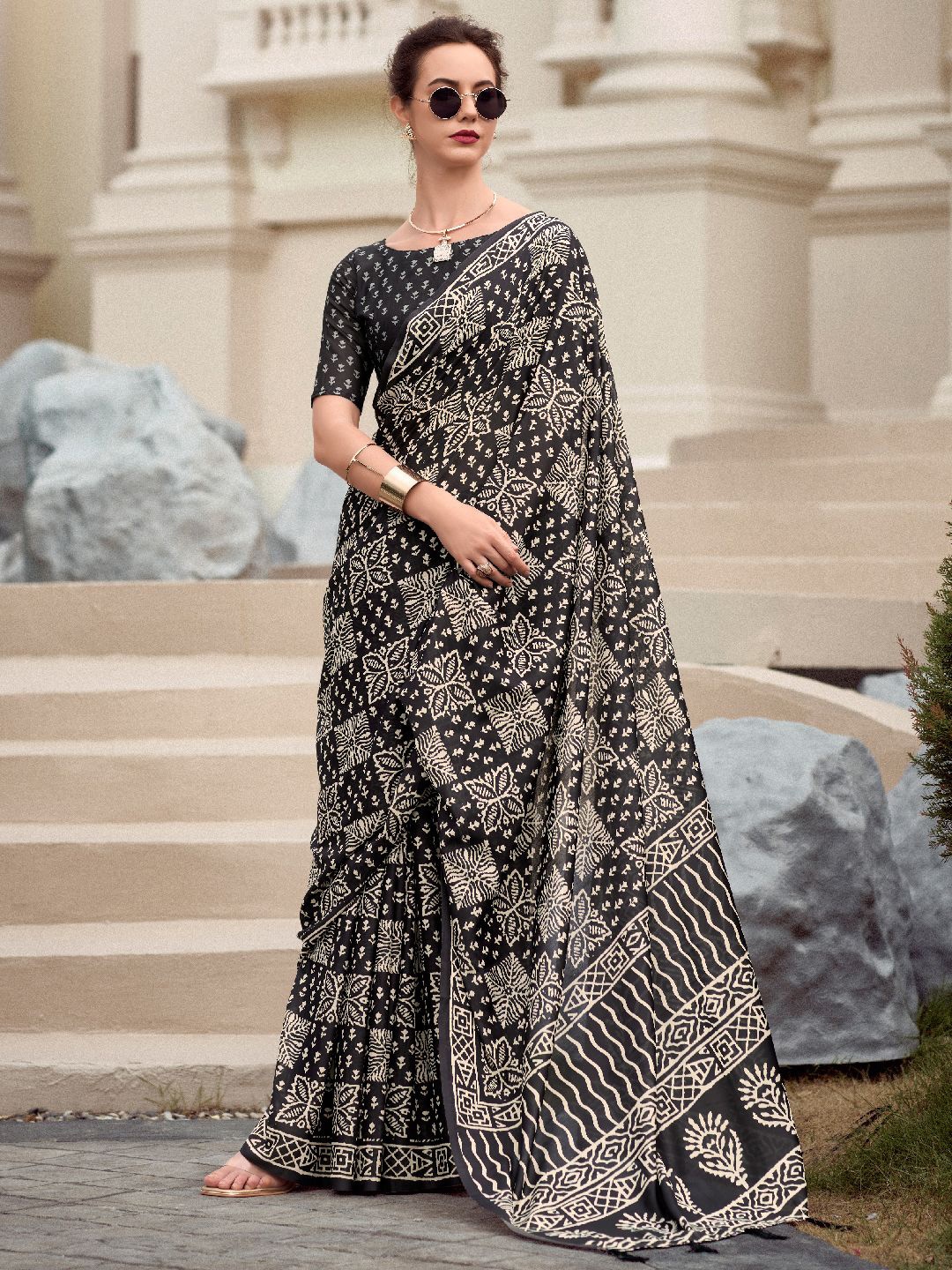 

Mitera Floral Printed Saree with Blouse Piece, Black