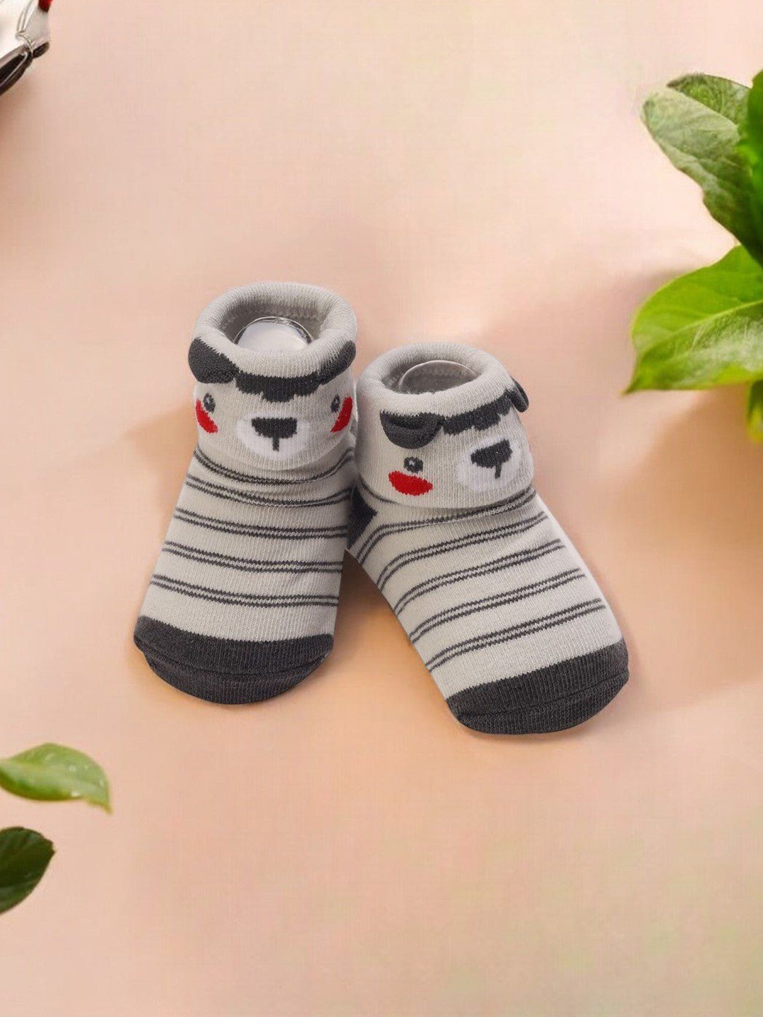 

Yellow Bee Infant Boys 3D Bear Face Patterned Ankle Length Socks, Grey