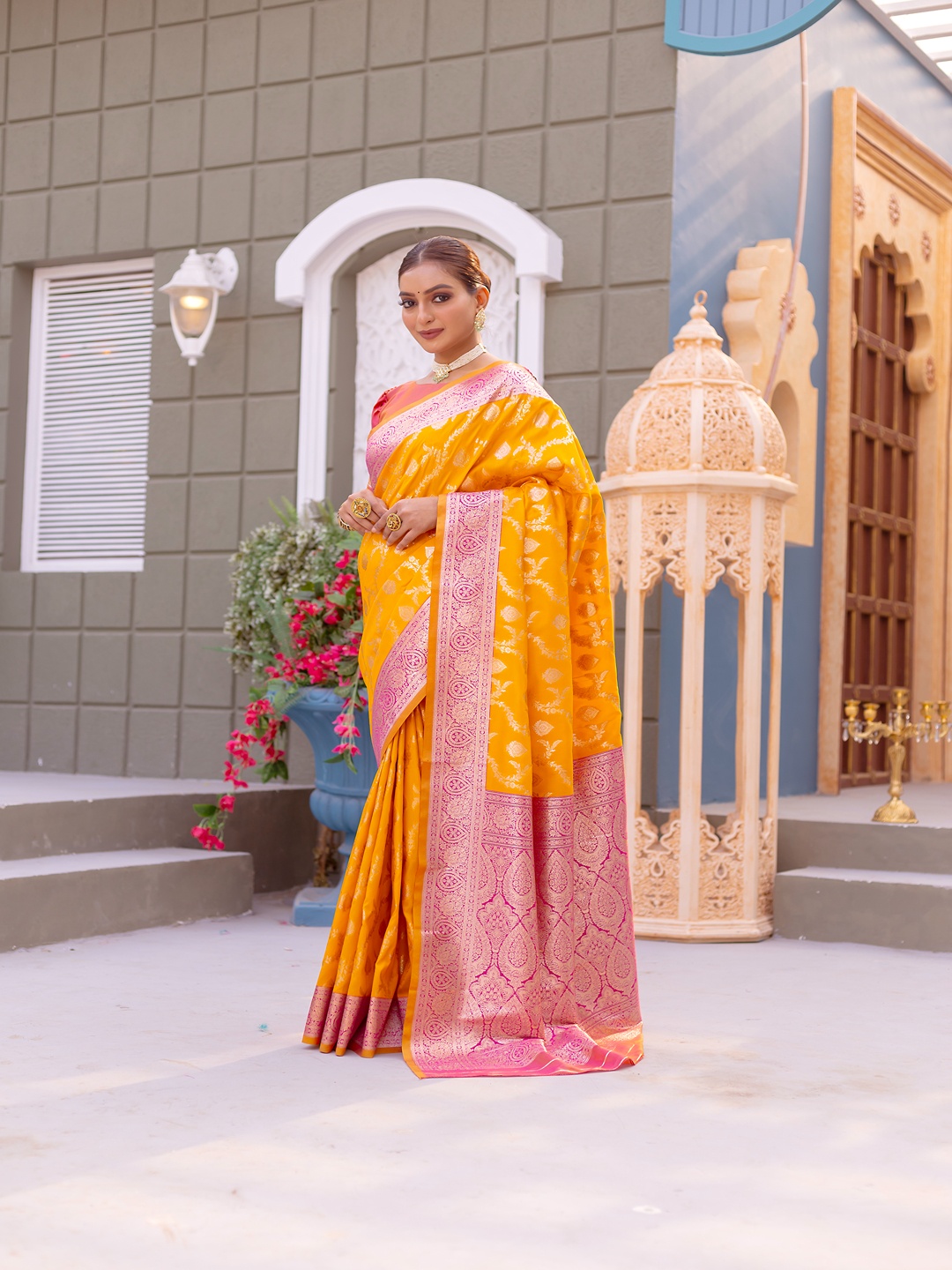

TORONFRAS Woven Design Zari Kanjeevaram Saree, Yellow