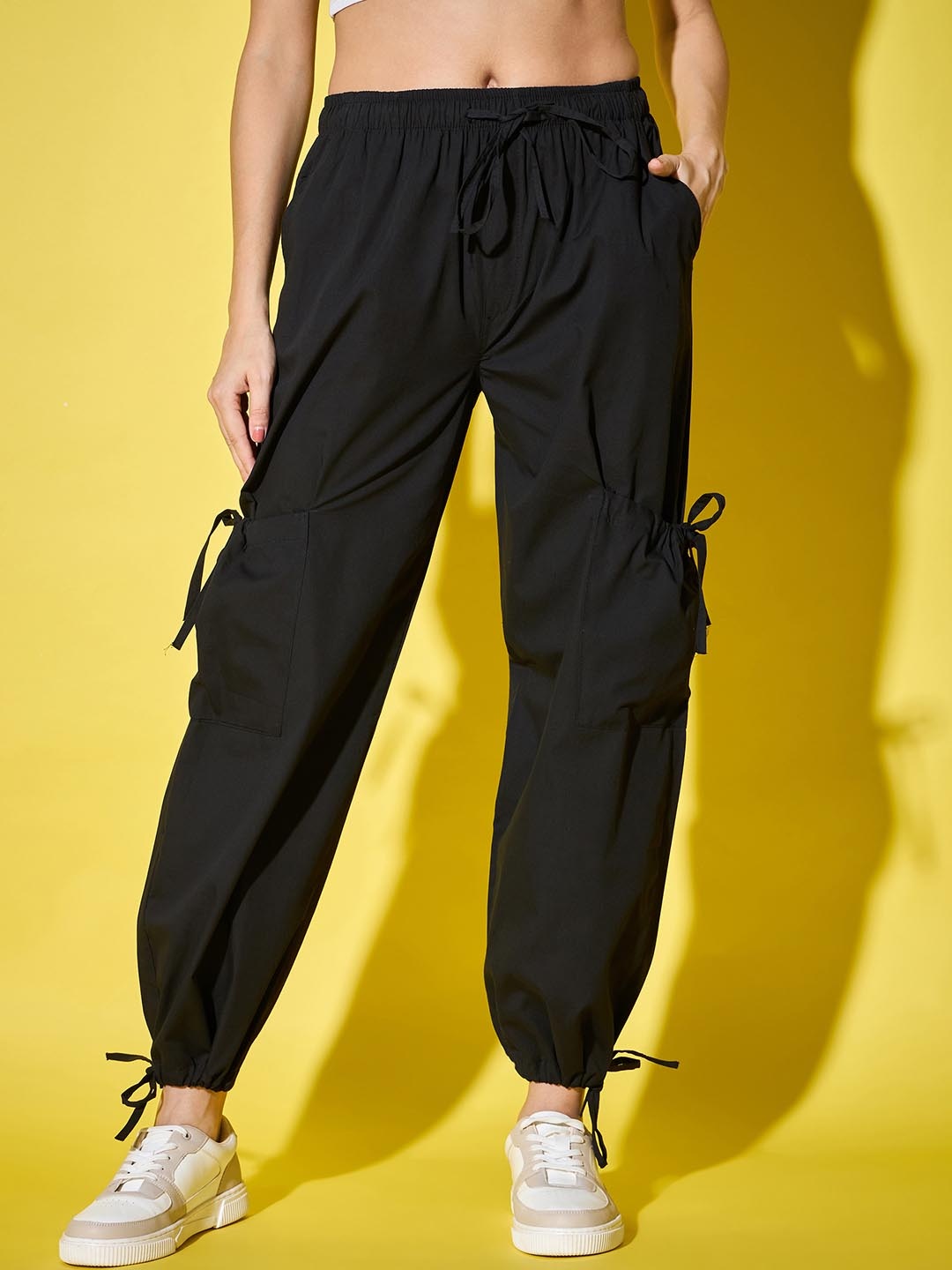 

BUY NEW TREND Women Relaxed High-Rise Cargos, Black