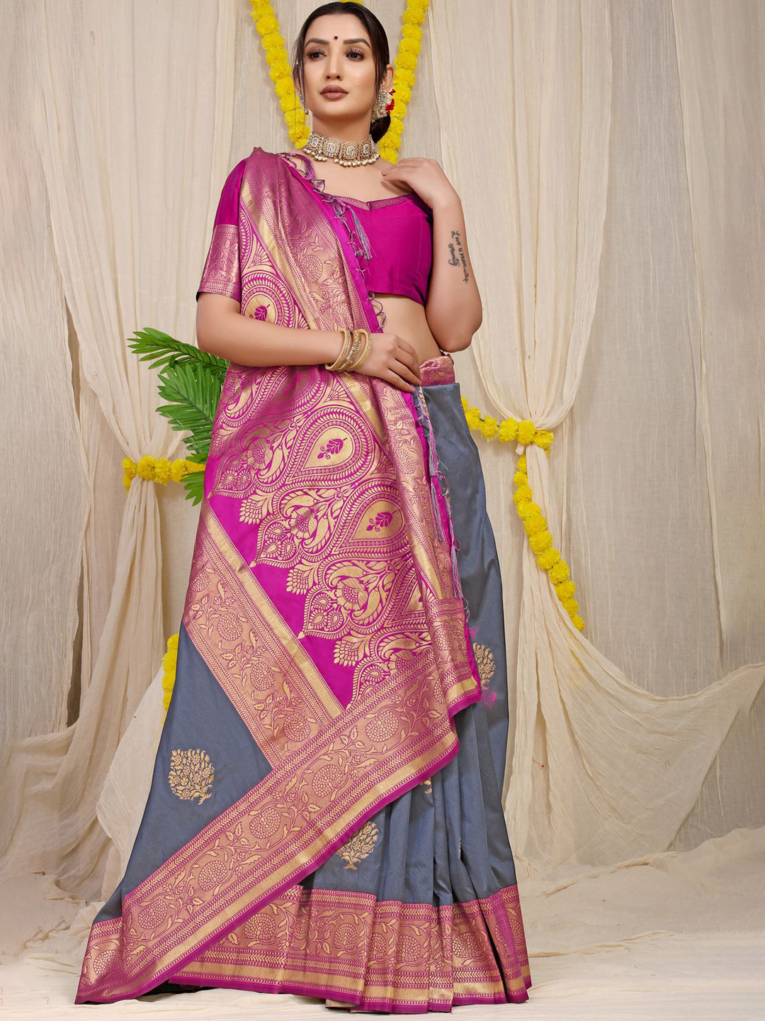 

amirat Kankavati Woven Design Zari Pure Silk Banarasi Saree, Grey