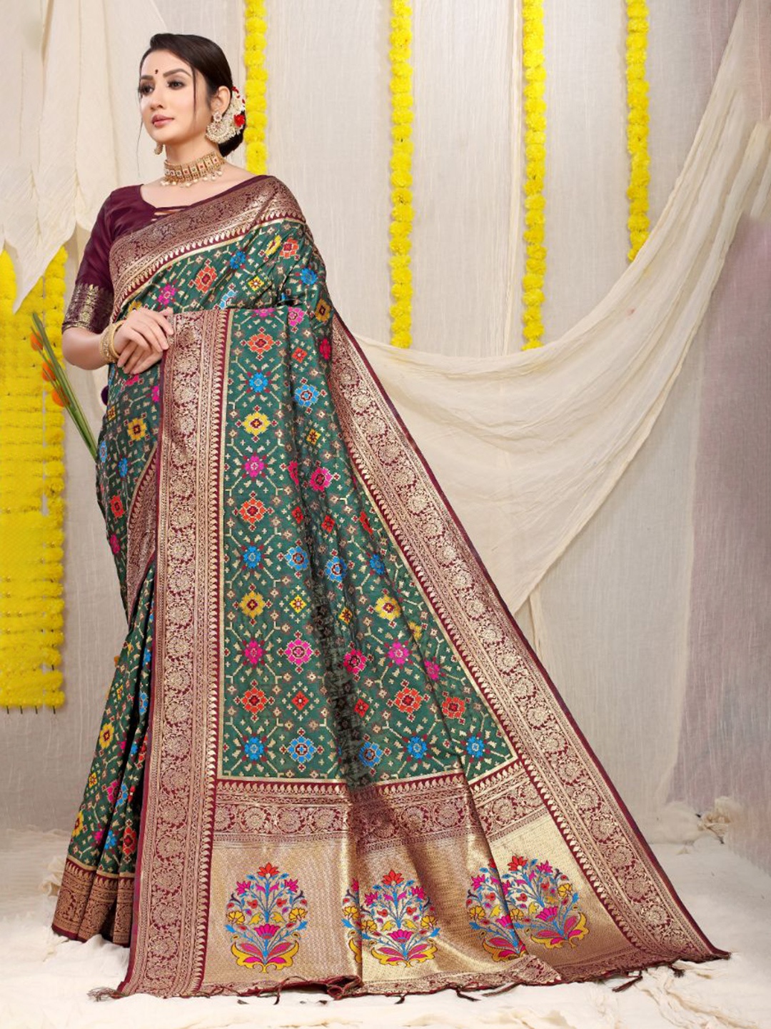 

amirat Woven Design Zari Pure Silk Banarasi Saree, Green