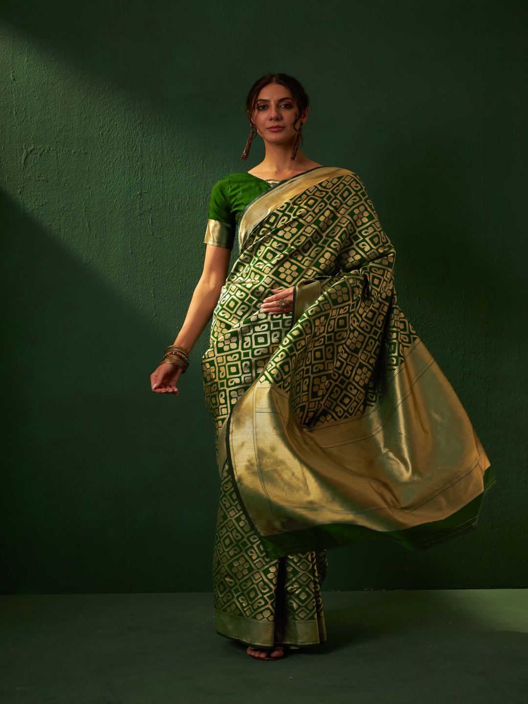 

DEVATITHI Woven Design Zari Silk Blend Banarasi Saree, Green