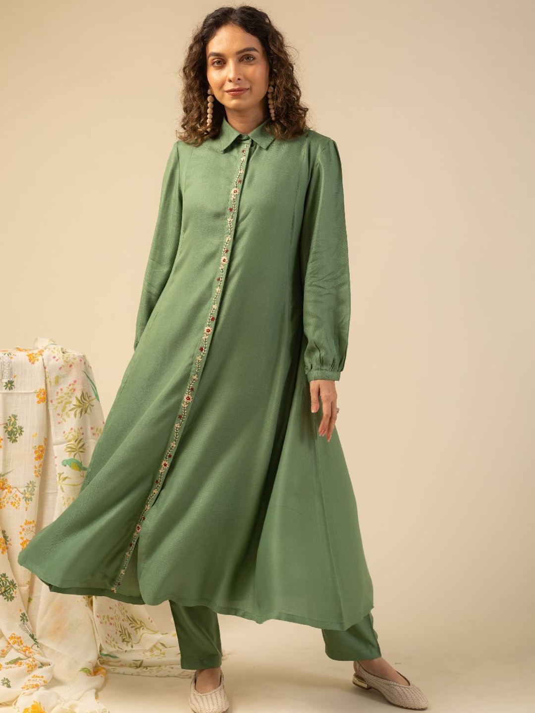 

KUSVAA Floral Embroidered Thread Work Kurta With Trouser, Green