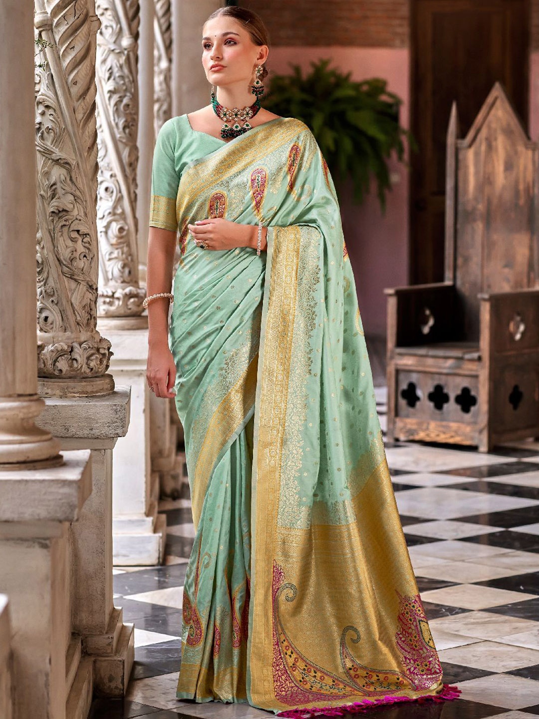 

Panzora Woven Design Paisley Zari Saree, Green