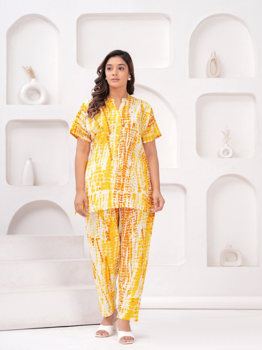 

NNAVDHA Tie and Dye Printed Mandarin Collar Short Sleeves Tunic And Trousers, Yellow