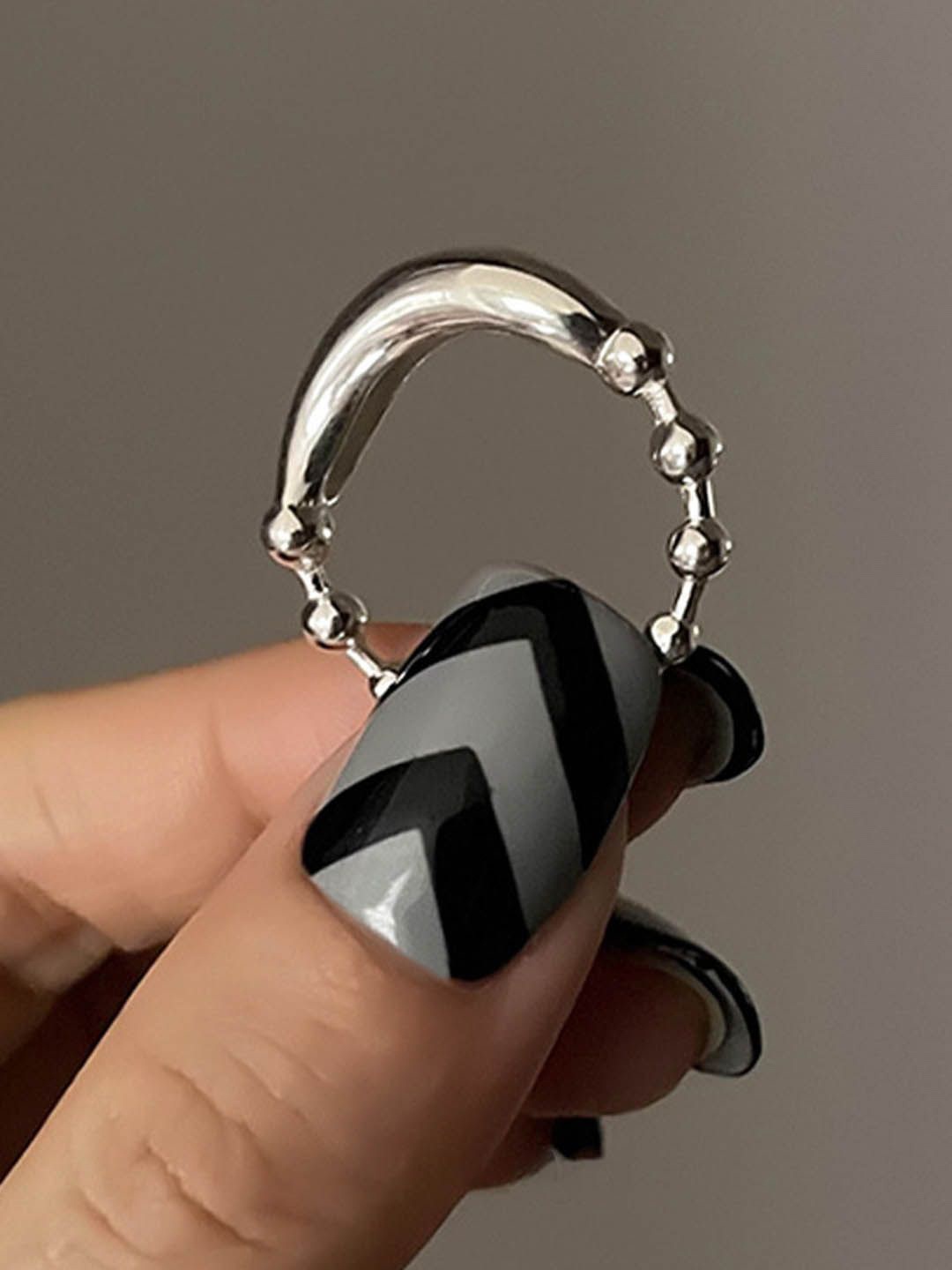 

StyleCast Elegant Silver-Toned Circular Shaped Finger Ring