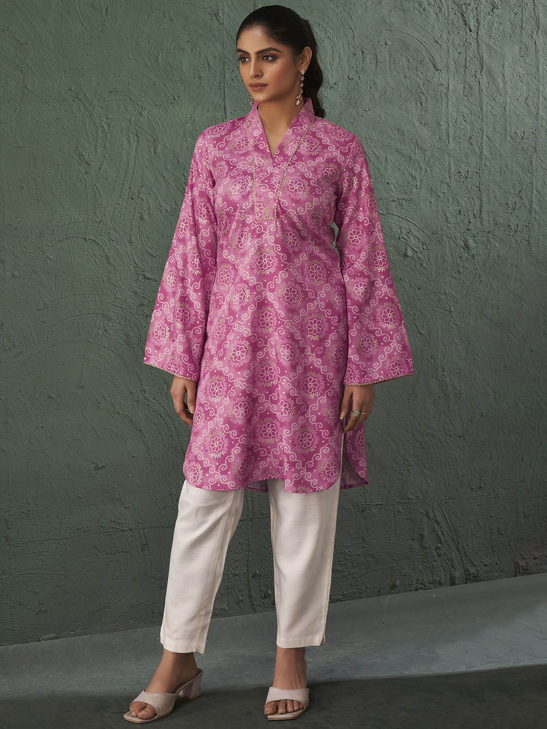 

Anouk Women Bandhani Printed Flared Sleeves Gotta Patti Kurta, Pink