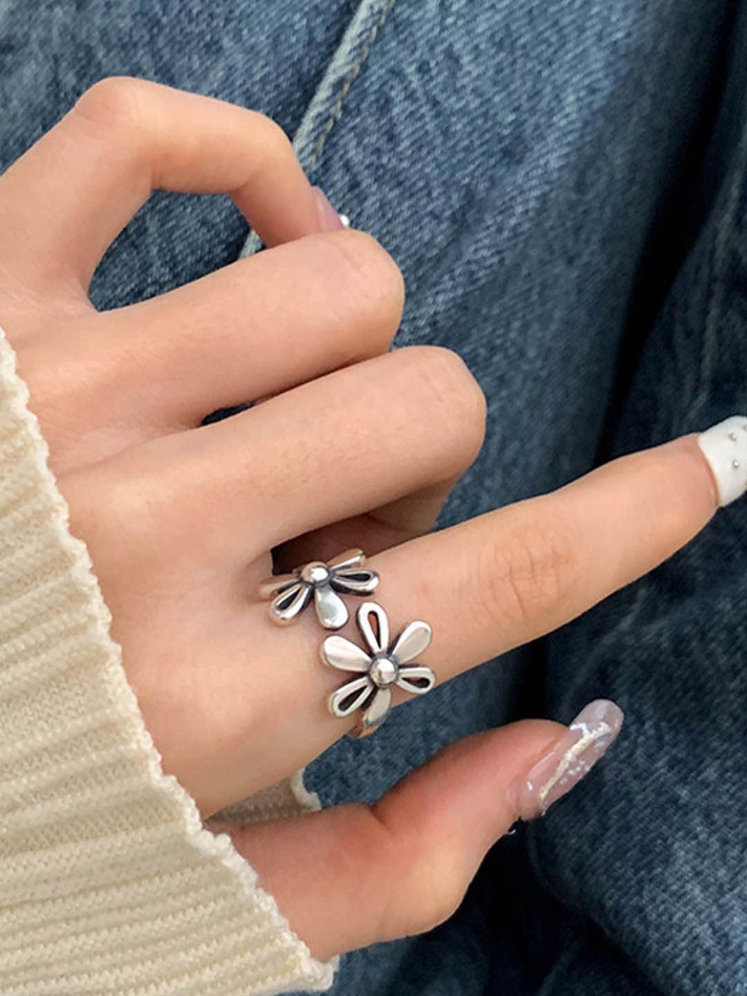 

StyleCast Elegant Silver Toned Flower Sahped Finger Ring
