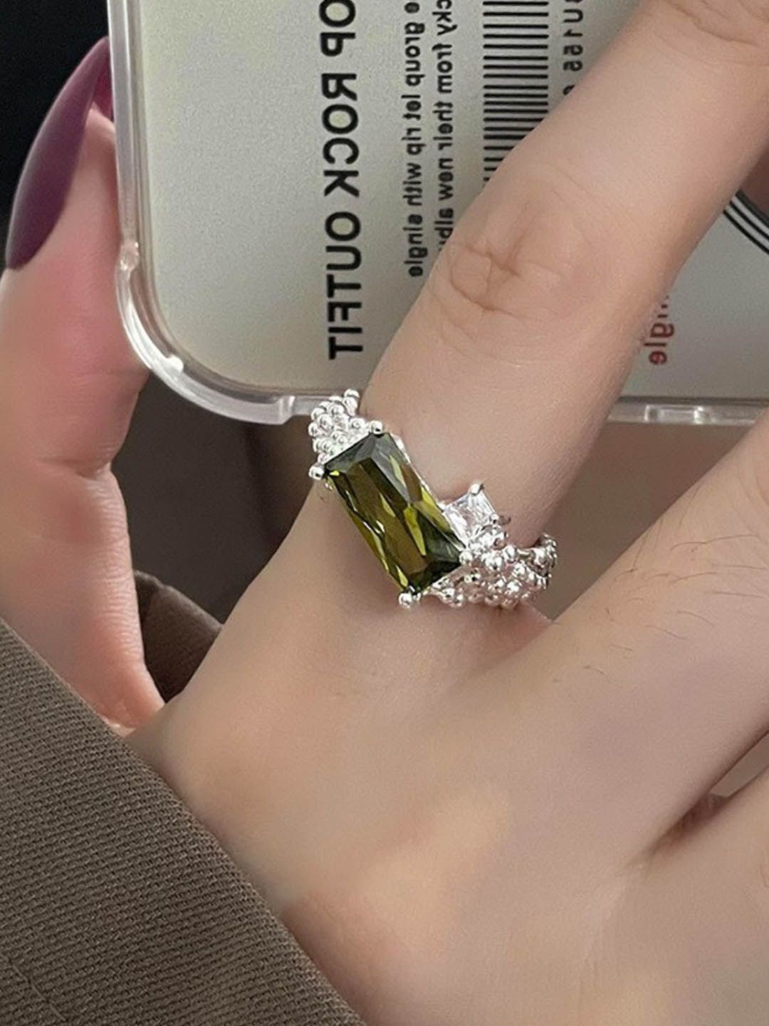 

StyleCast Silver-Toned & Green Artificial Stone Studded Textured Finger Ring