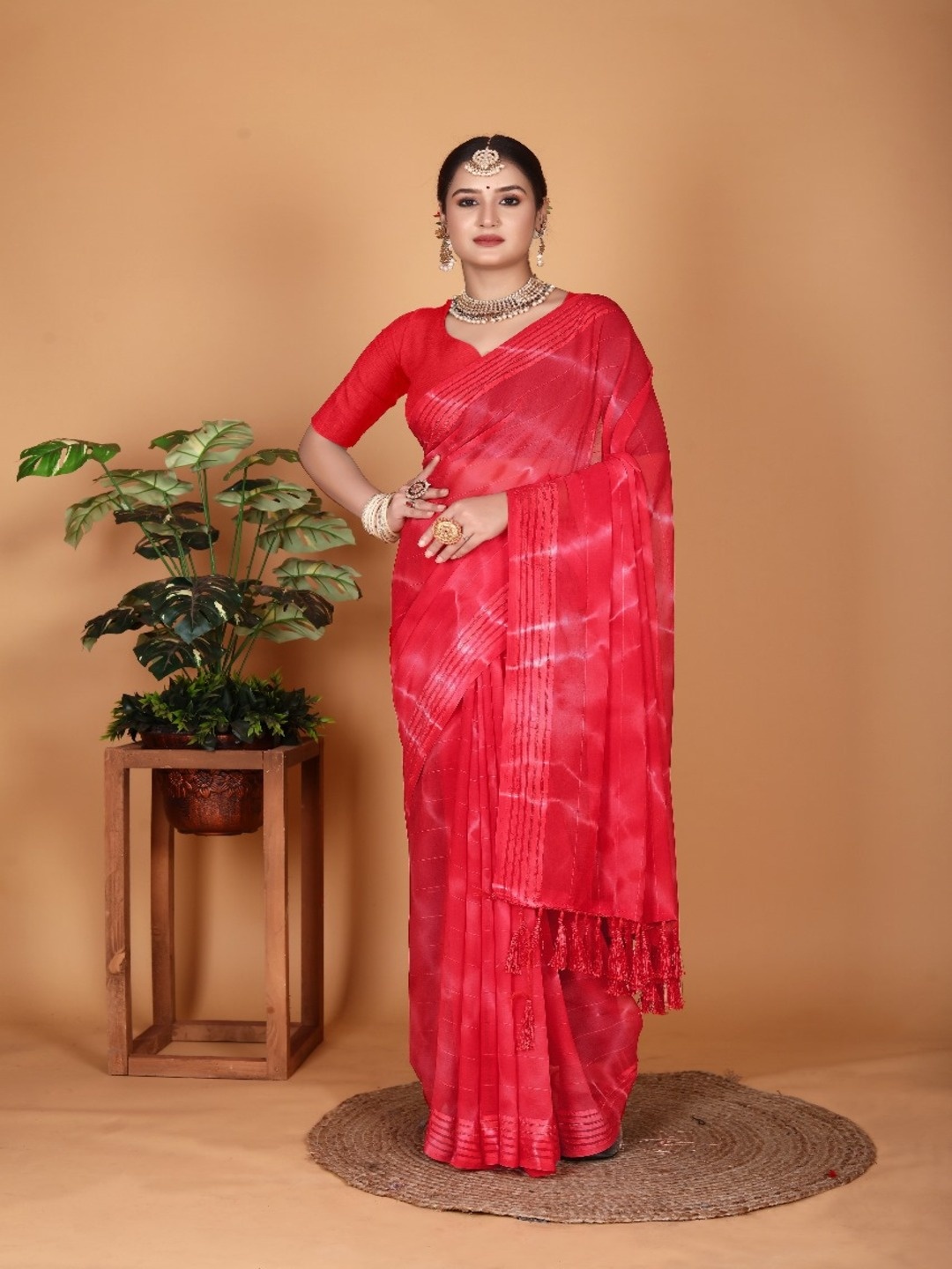 

VRAGI Tie and Dye Pure Georgette Leheriya Saree, Red