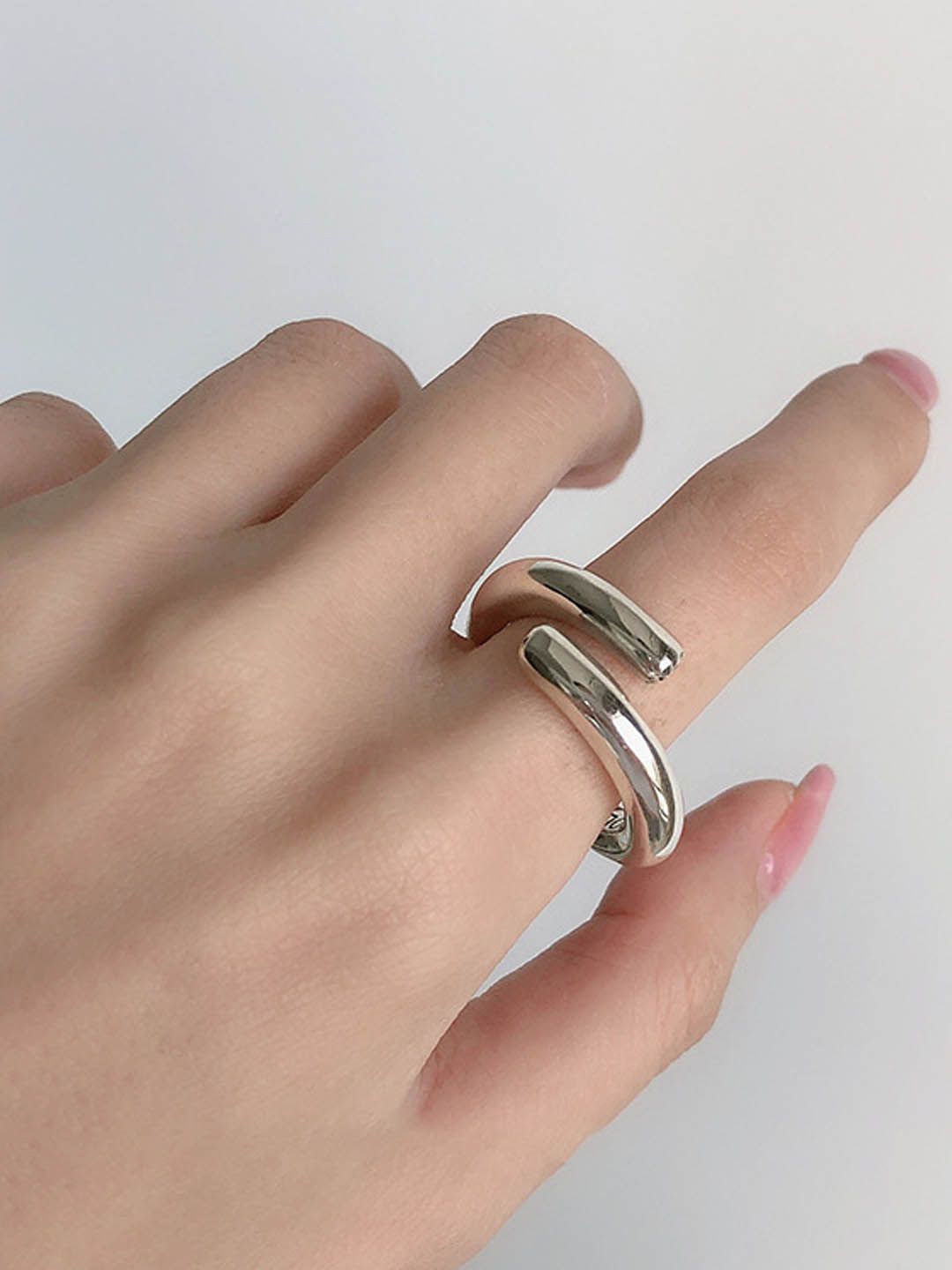 

StyleCast Elegant Silver-Toned Silver-Plated Circular Shaped Finger Ring