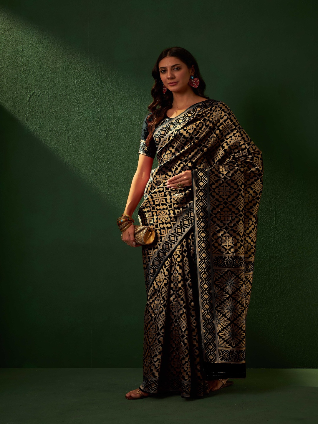 

DEVATITHI Woven Design Zari Silk Blend Banarasi Saree, Black