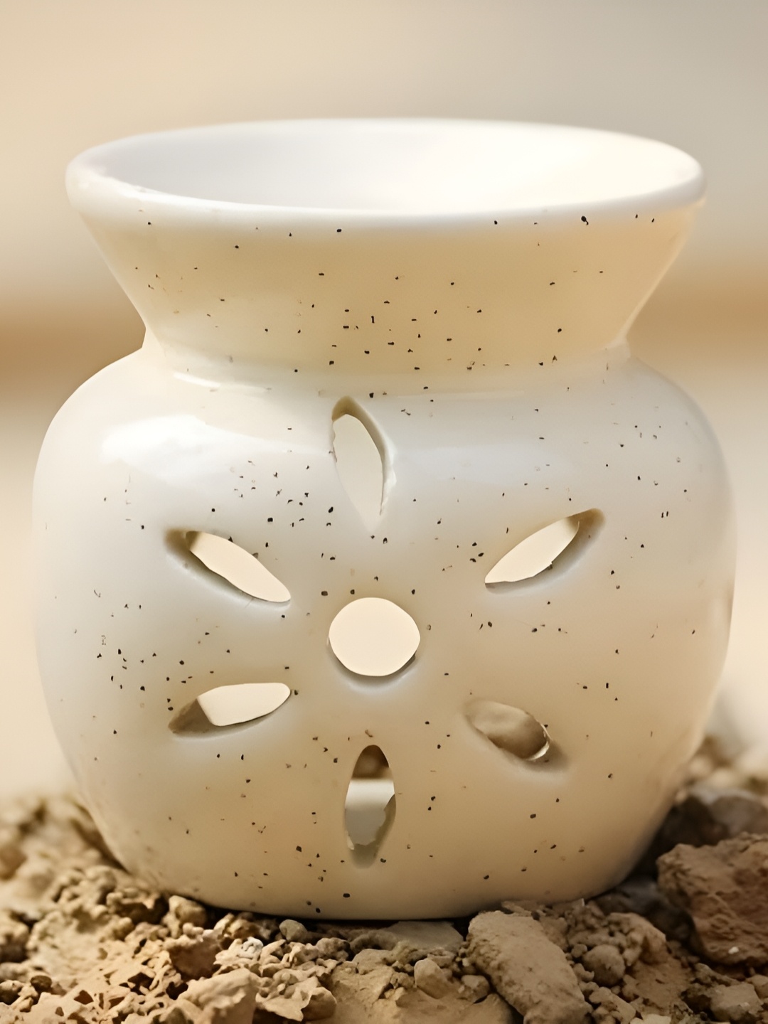 

Jaamso Royals White Ceramic Aroma Oil Diffuser