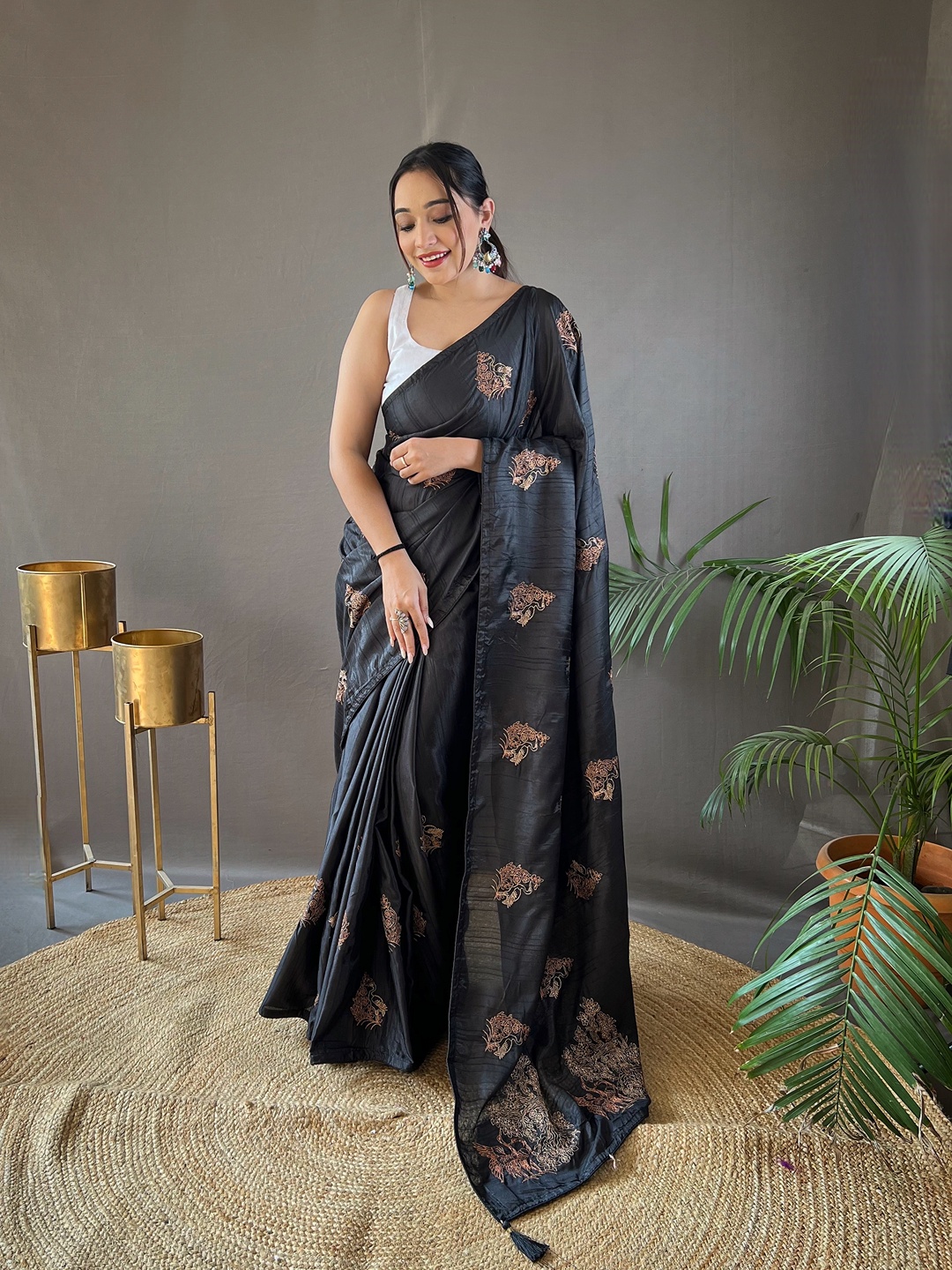 

TORONFRAS Ethnic Motifs Embroidered Kanjeevaram Saree, Black