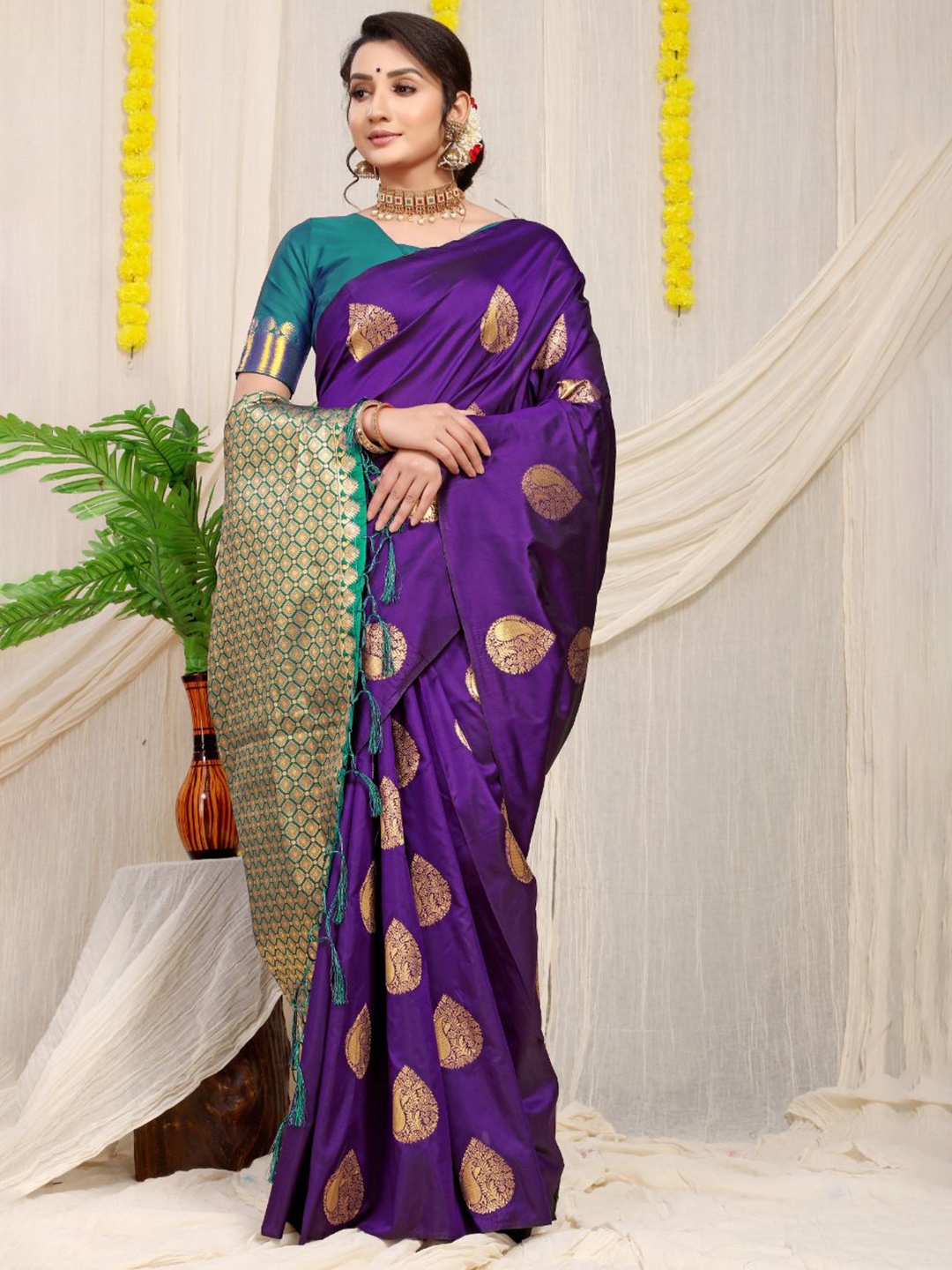 

amirat Woven Design Zari Pure Silk Banarasi Saree, Purple