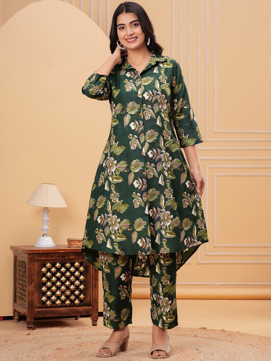 

PINGAKSH Floral Printed Shirt Collar Pure Cotton A-Line Kurta With Trousers, Green