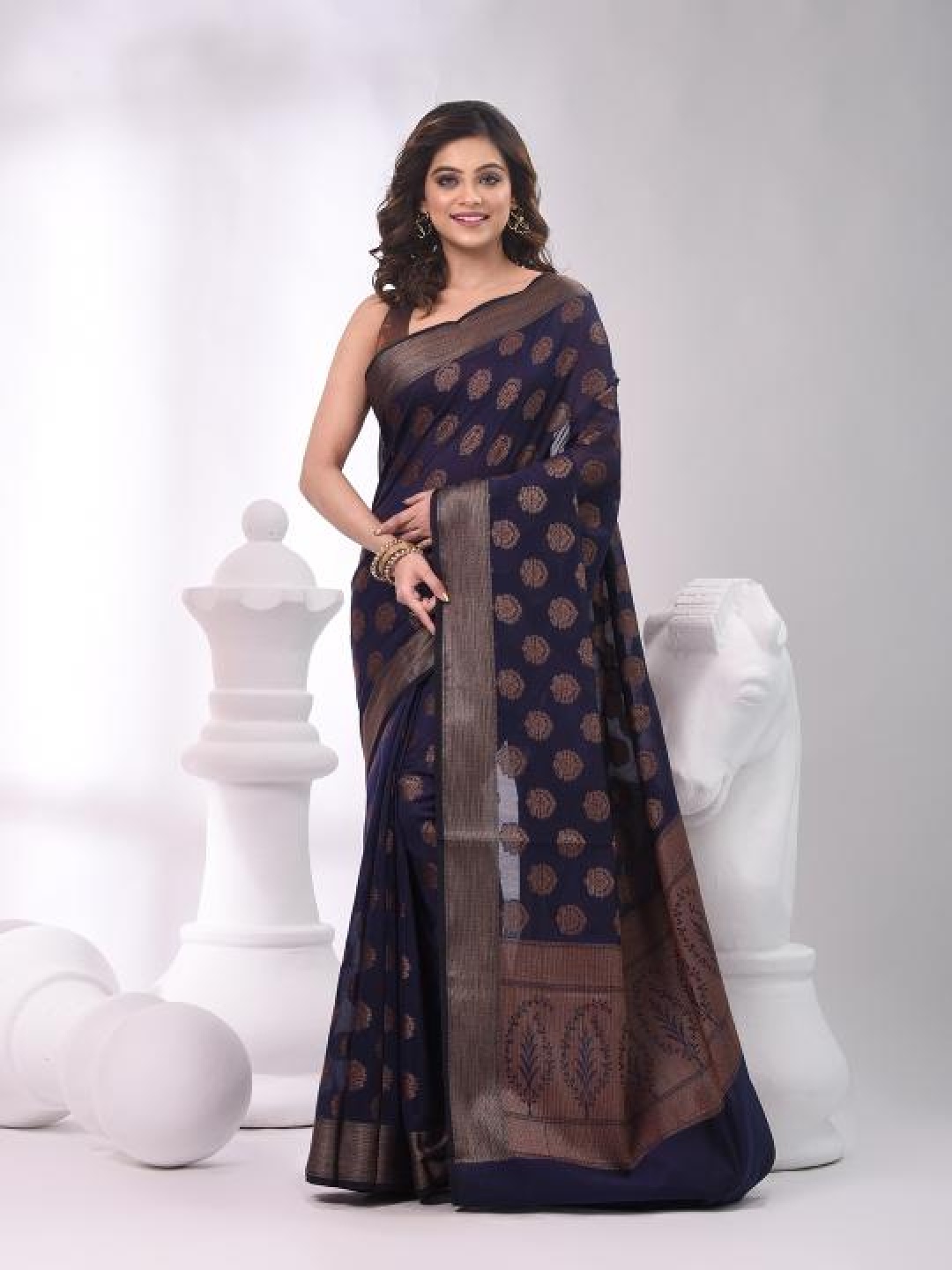 

VIBHAVARI Woven Design Zari Saree, Blue