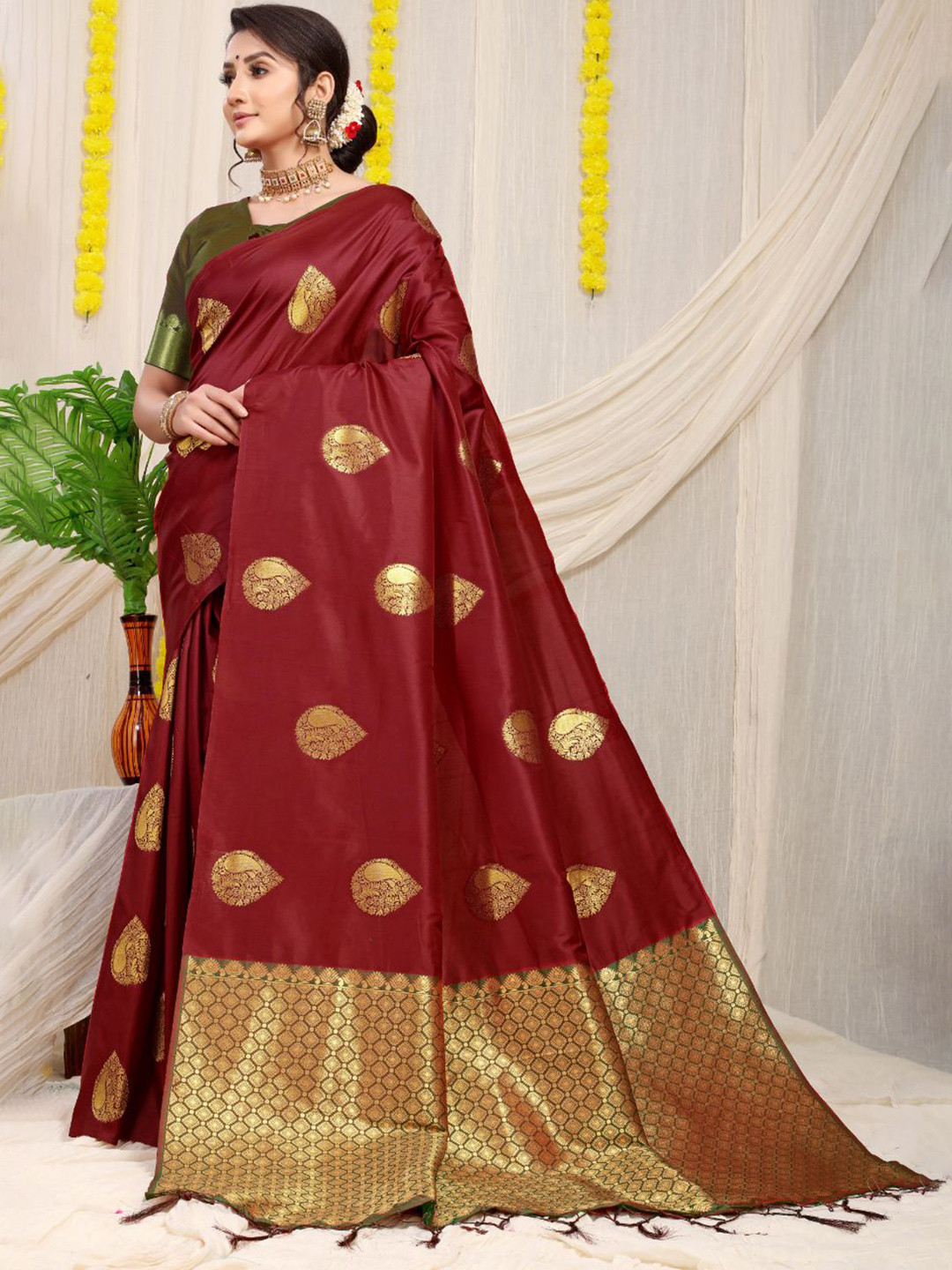 

amirat Woven Design Zari Pure Silk Banarasi Saree, Maroon
