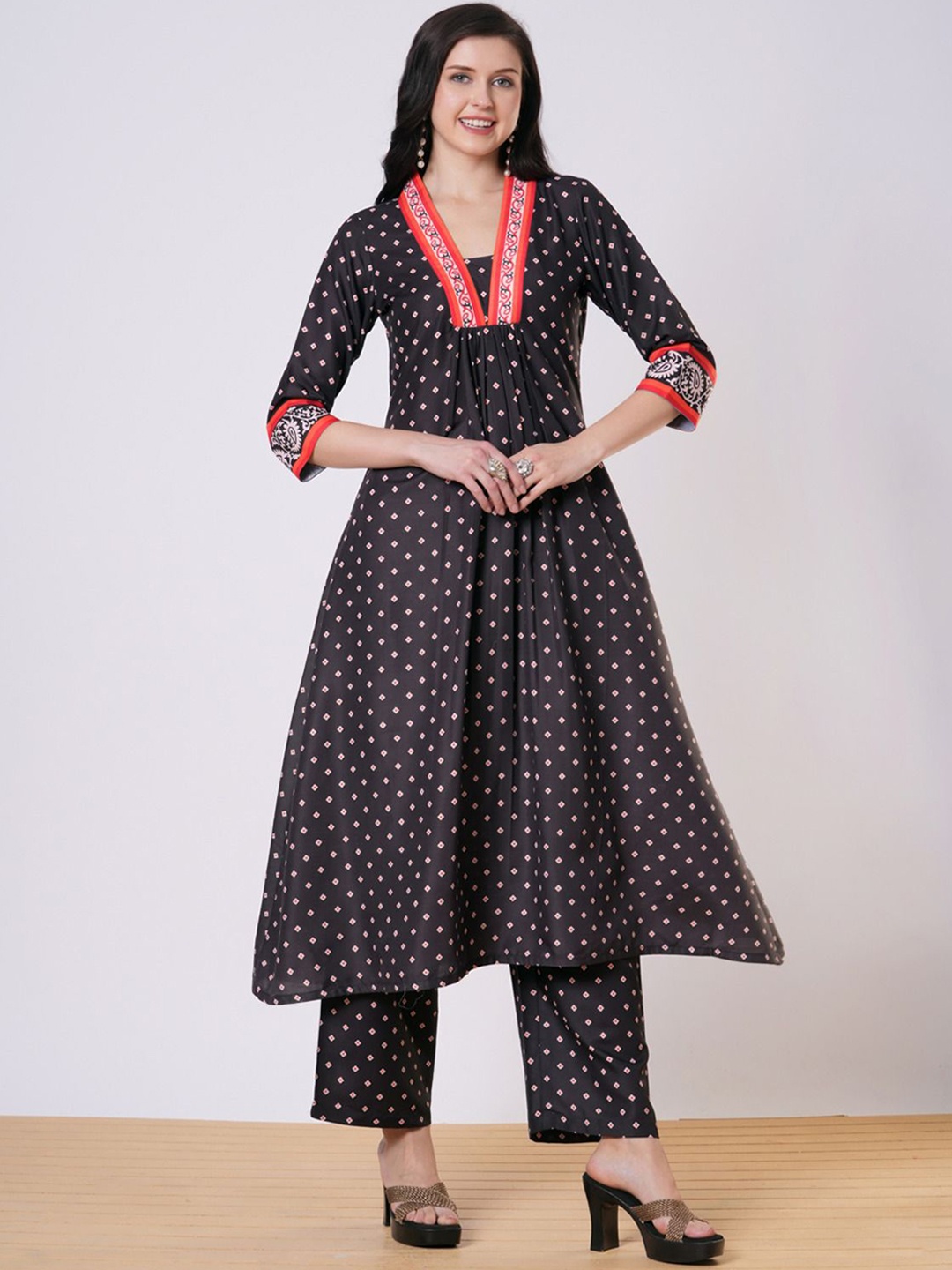 

GoSriKi Bandhani Printed V-Neck A-Line Kurta With Palazzos, Black