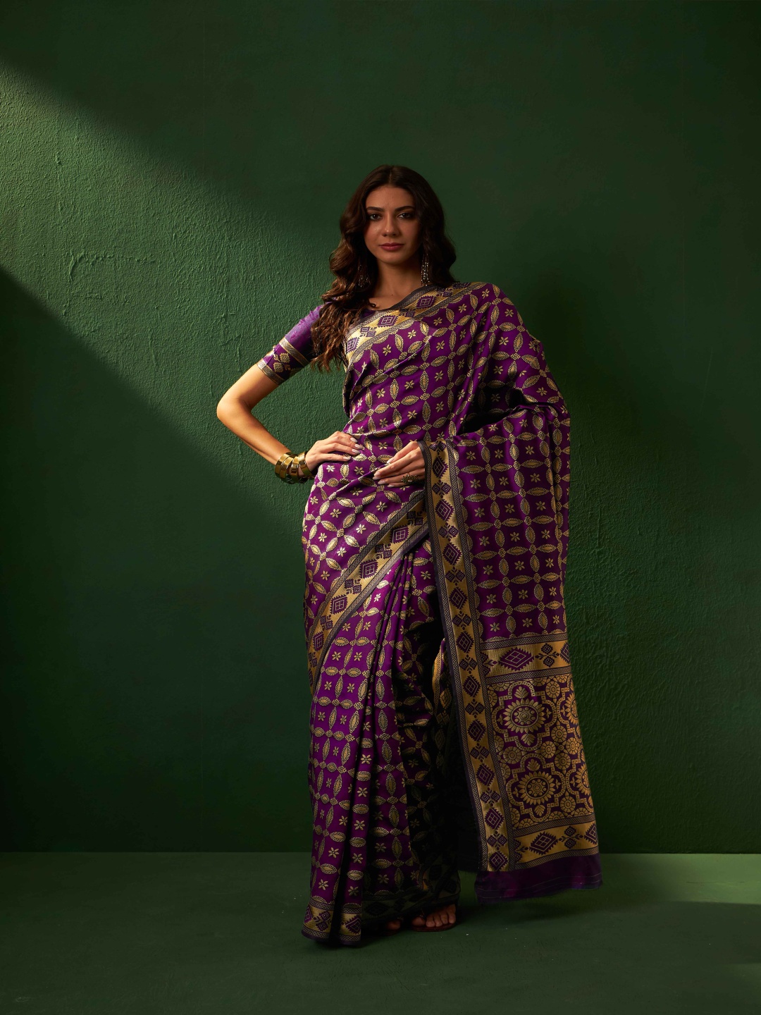 

DEVATITHI Woven Design Zari Silk Blend Banarasi Saree, Maroon