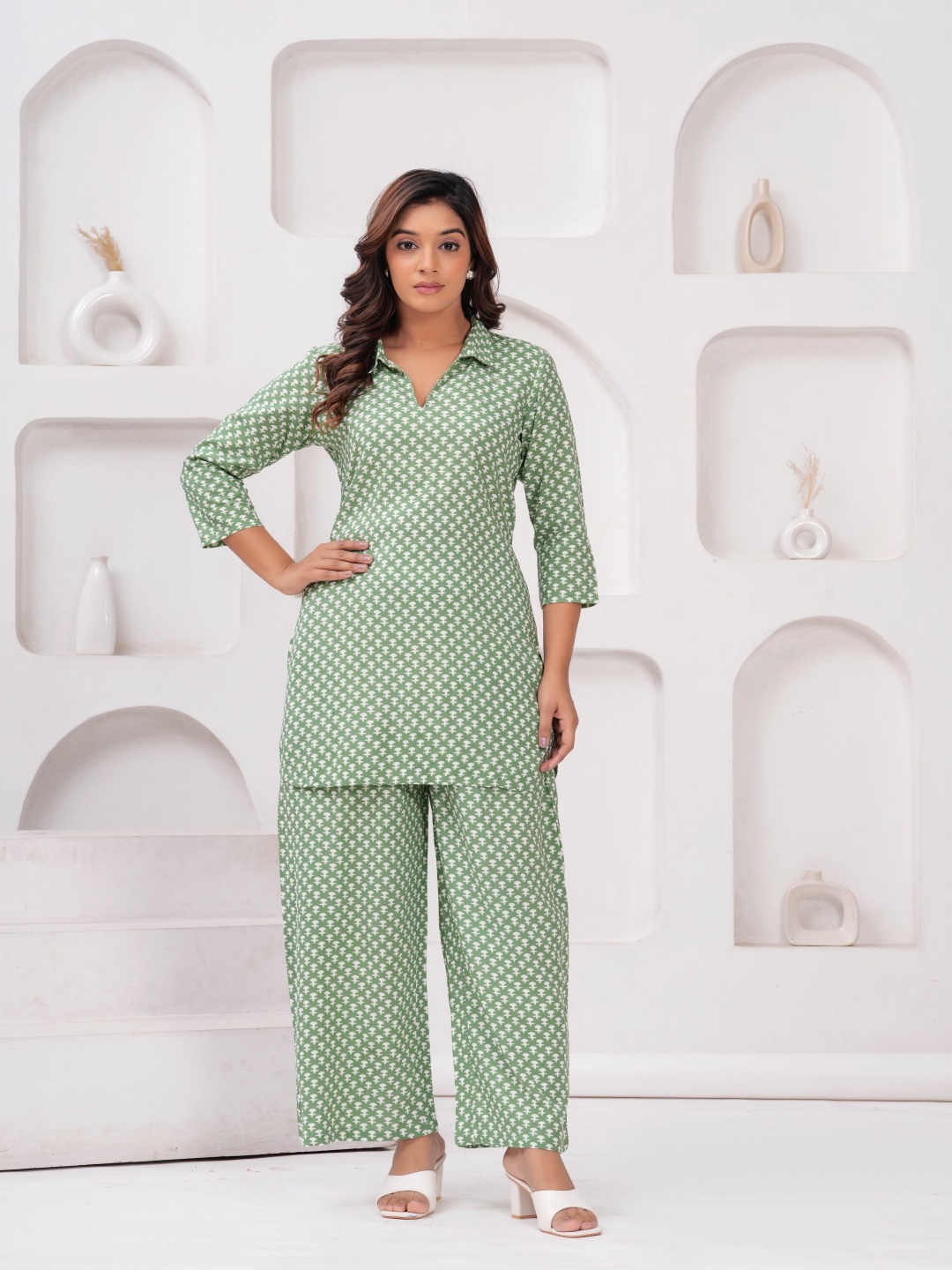 

SIDDHANAM Printed Shirt Collar Tunic With Trousers Co-Ords Set, Sea green