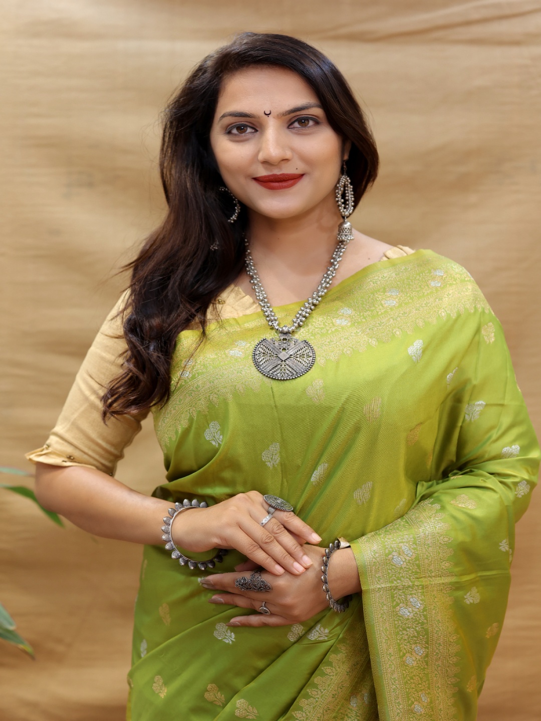 

amirat Woven Design Zari Pure Silk Banarasi Saree, Fluorescent green