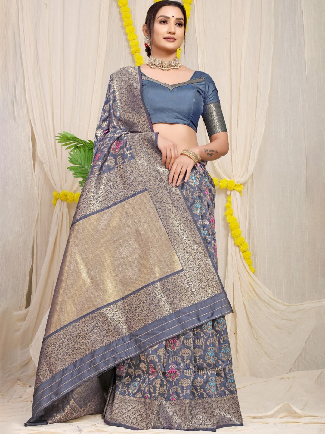 

amirat Woven Design Pure Silk Banarasi Saree, Grey