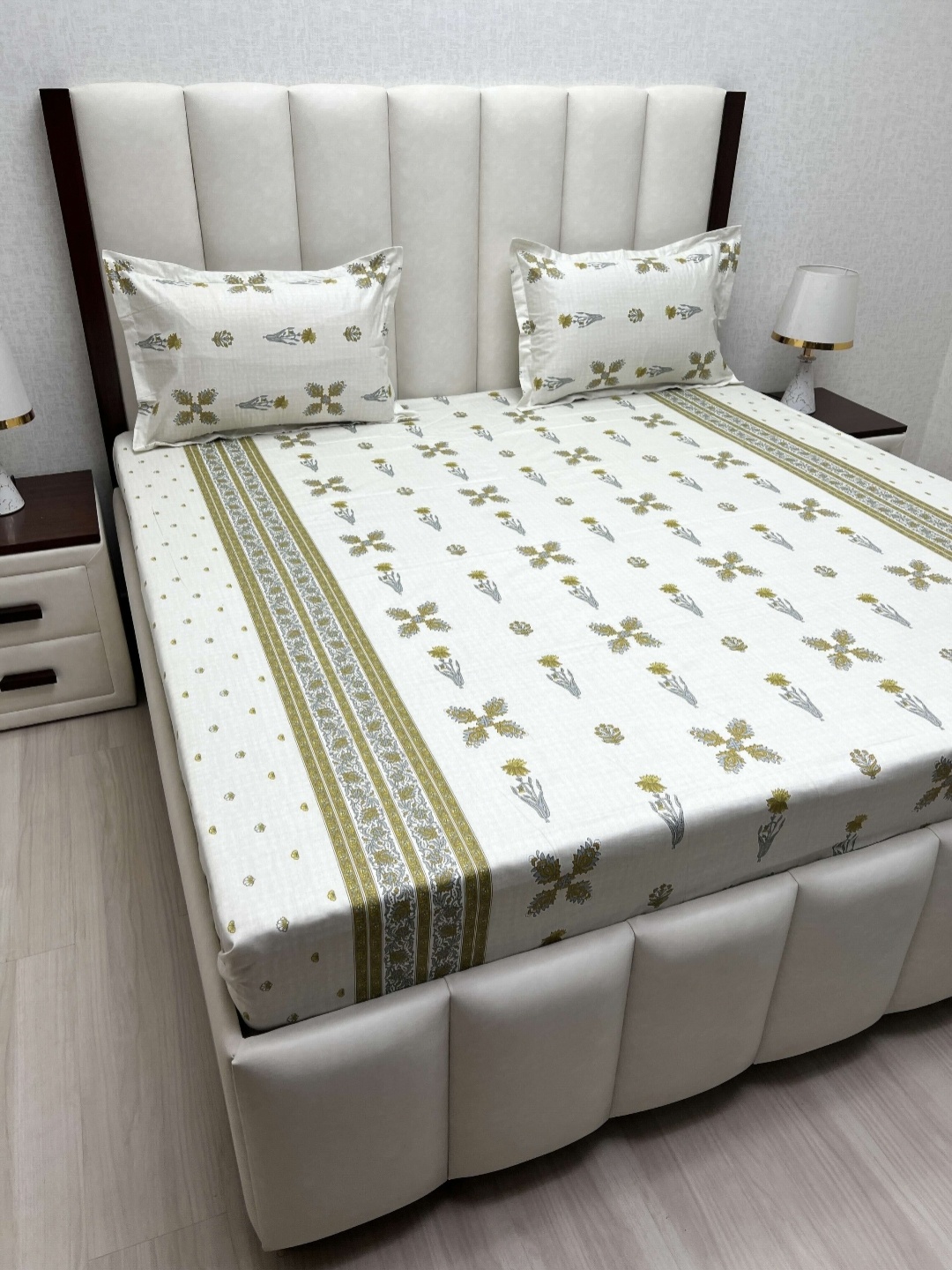

Pure Decor Royal Passion White Printed 220 TC Pure Cotton Queen Bedsheet Set 2.54 x 2.28m