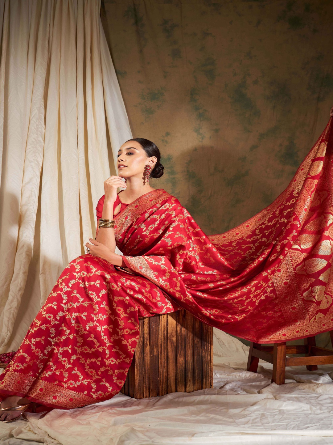 

DEVATITHI Ethnic Motifs Zari Banarasi Saree, Red