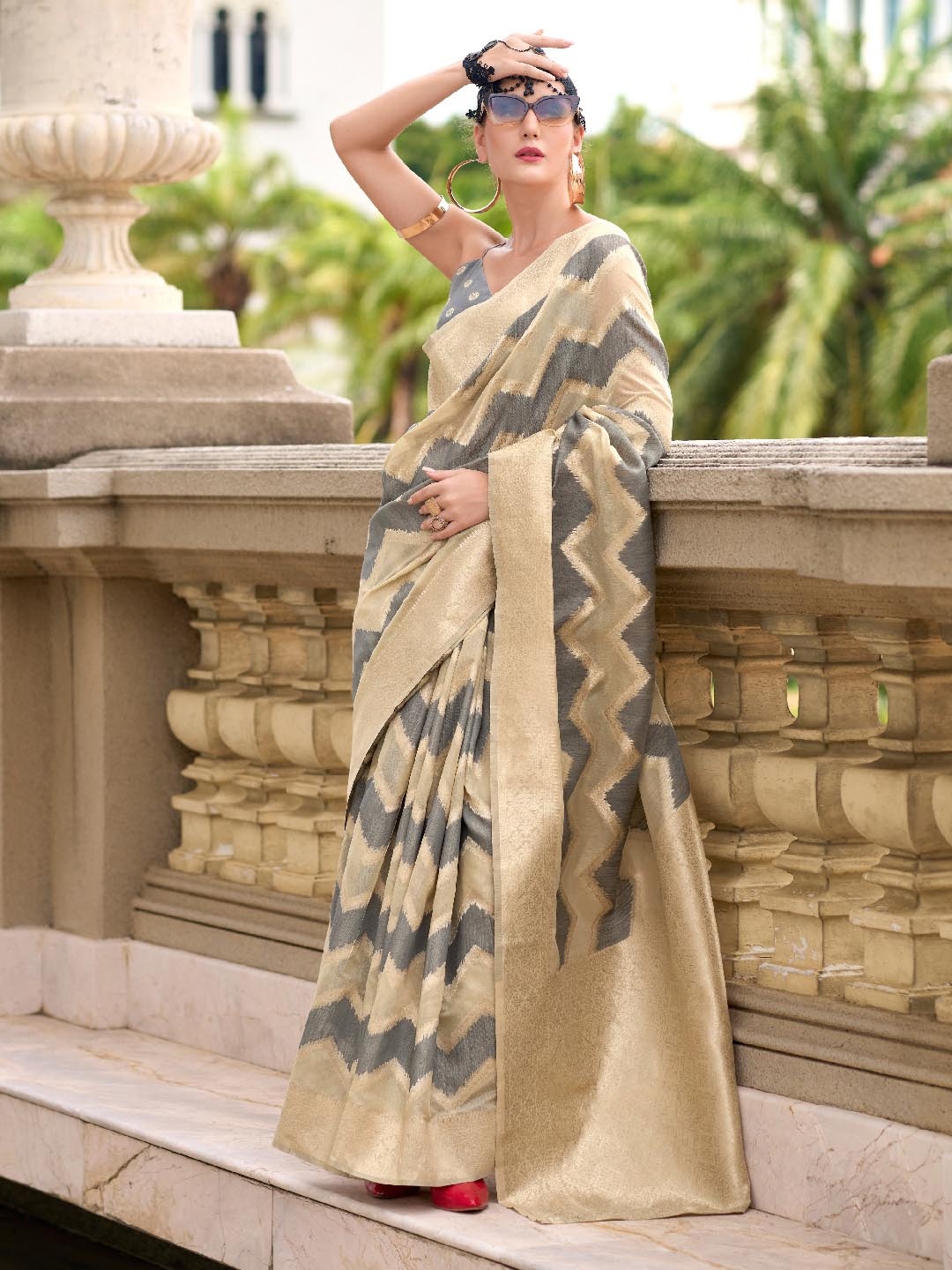 

Panzora Woven Design Zari Saree, Grey