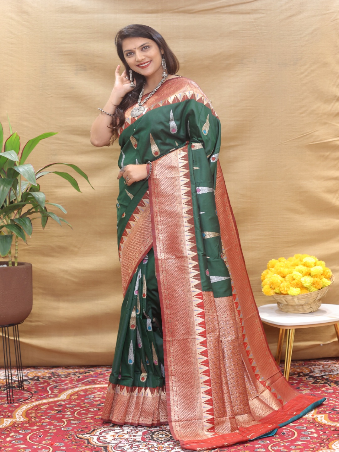 

amirat Ratna Tilak Ethnic Motifs Woven Design Zari Pure Silk Banarasi Saree, Green