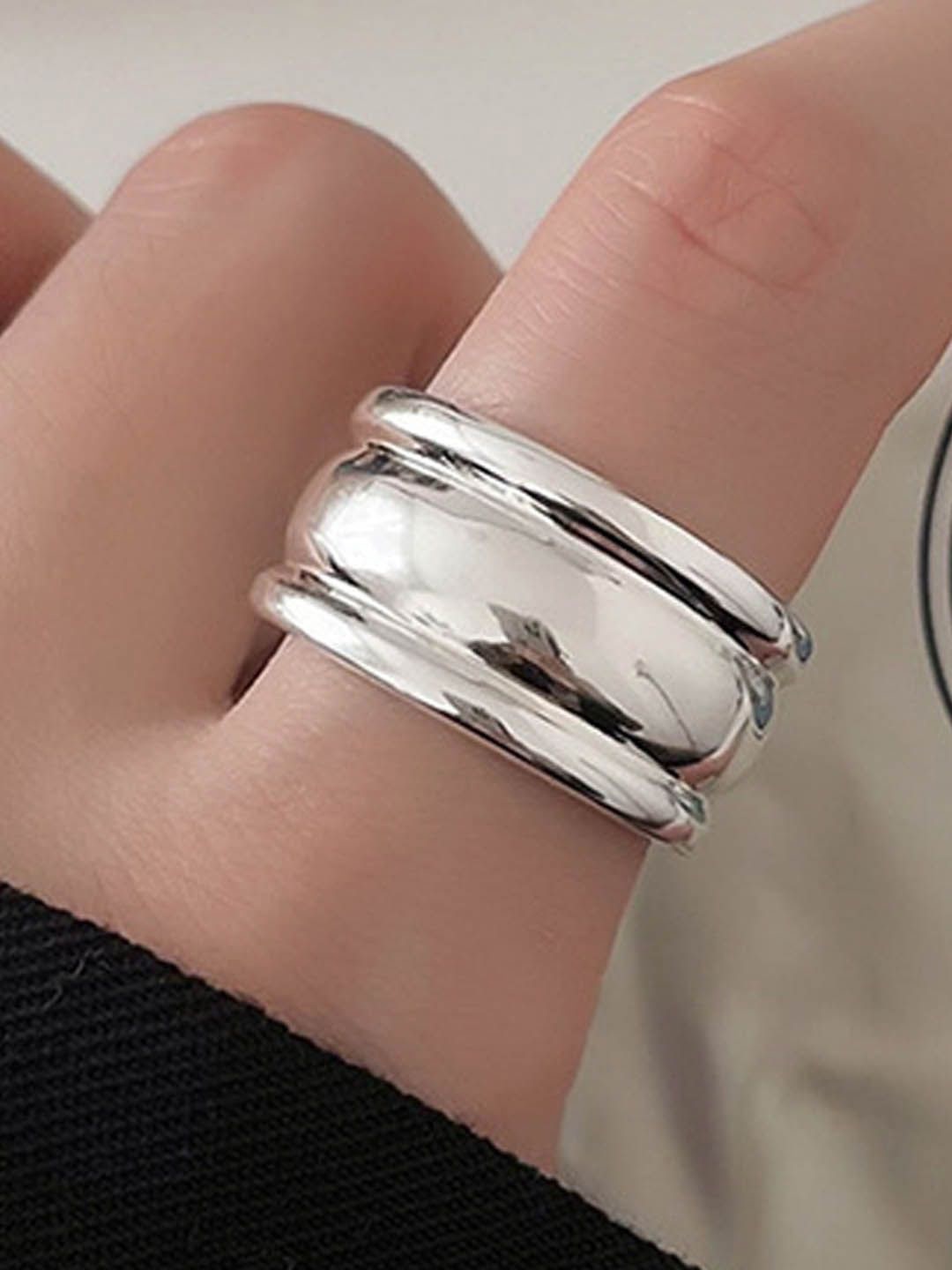 

StyleCast Elegant Intricate Textured Circular Shaped Finger Ring, Silver