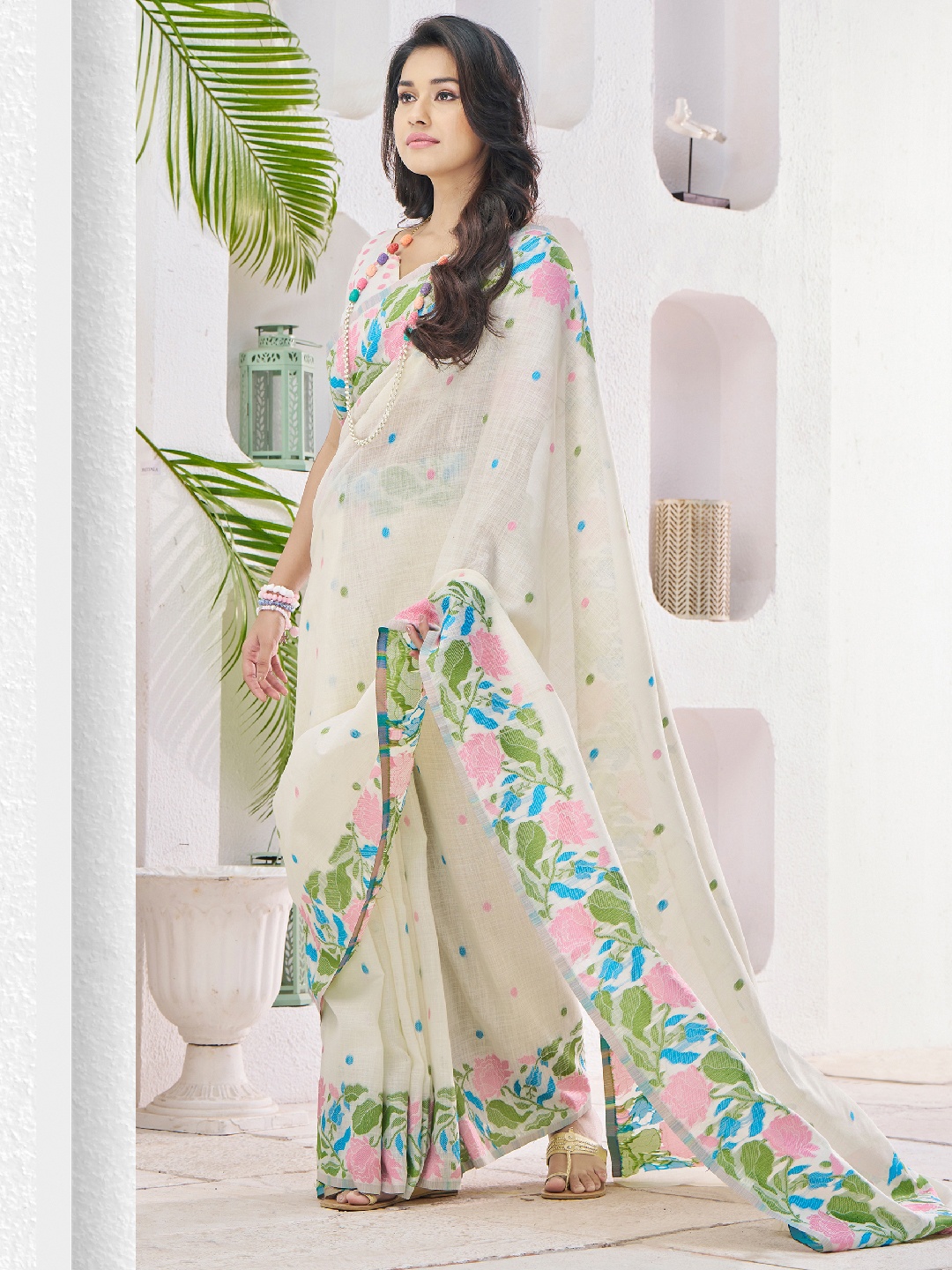 

Panzora Floral Printed Saree With Unstitched Blouse Piece, White