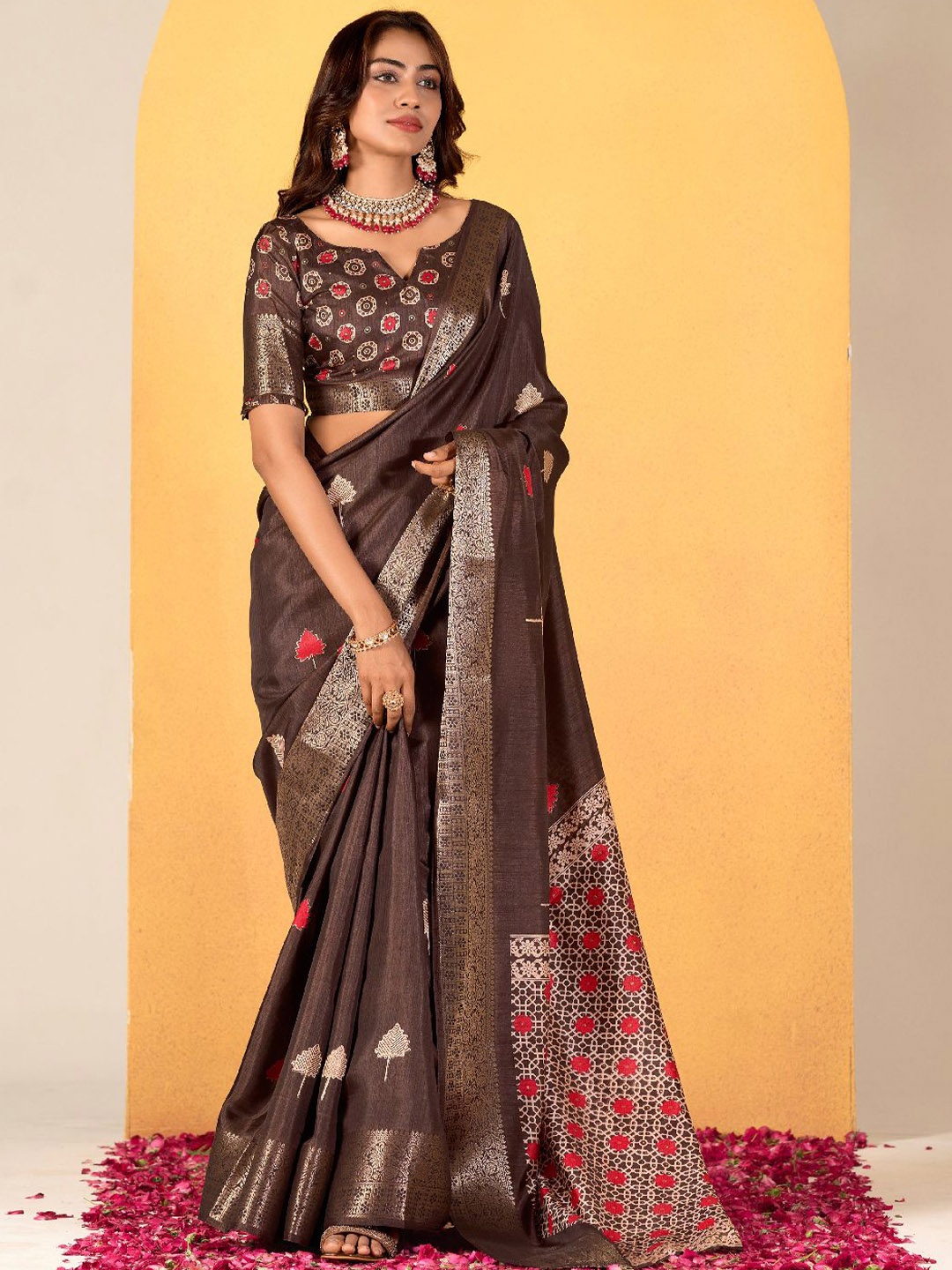 

Panzora Ethnic Motifs Printed Zari Saree, Brown
