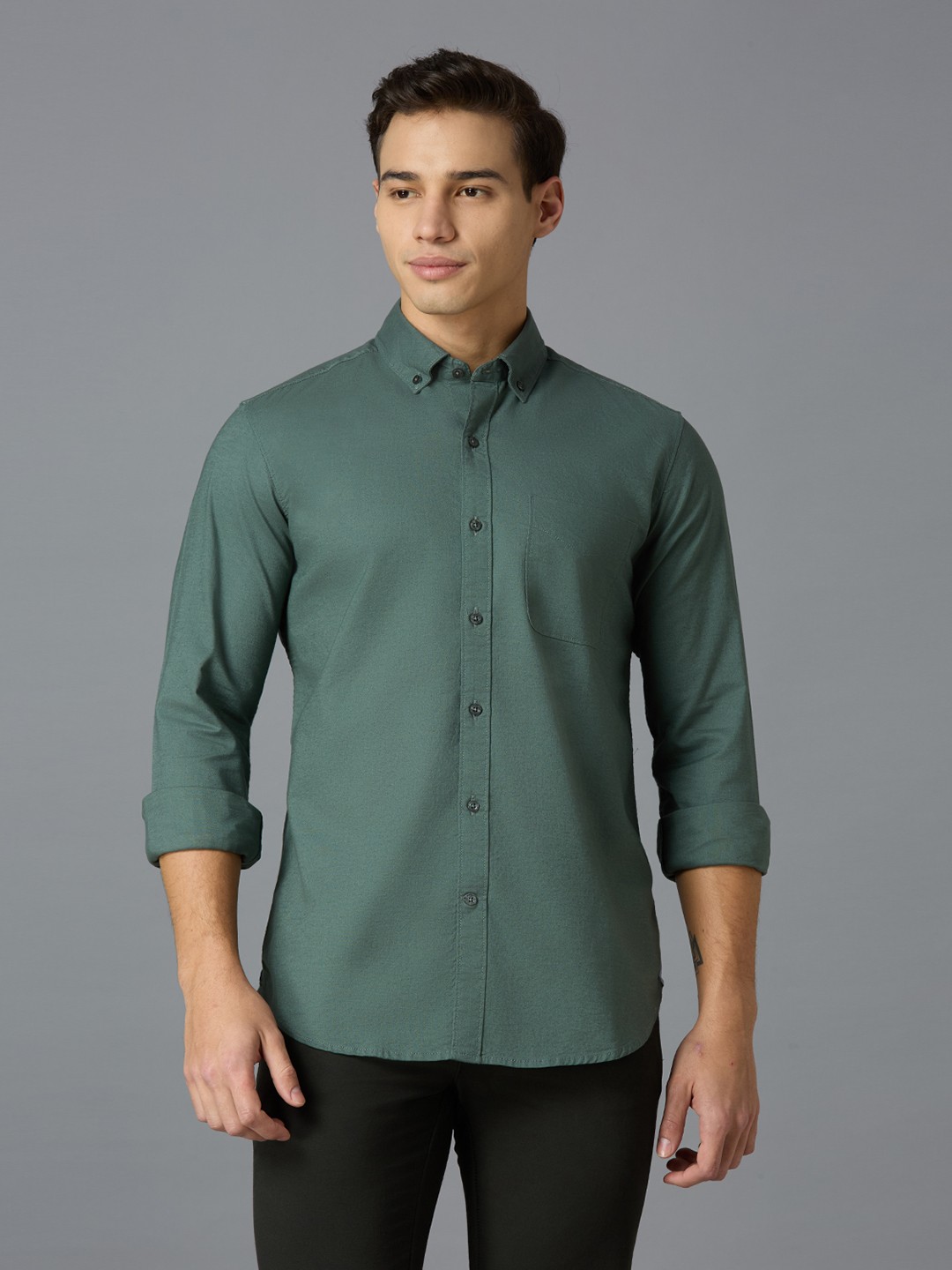 

Reid & Taylor Men India Slim Fit Spread Collar Solid Cotton Casual Shirt, Green