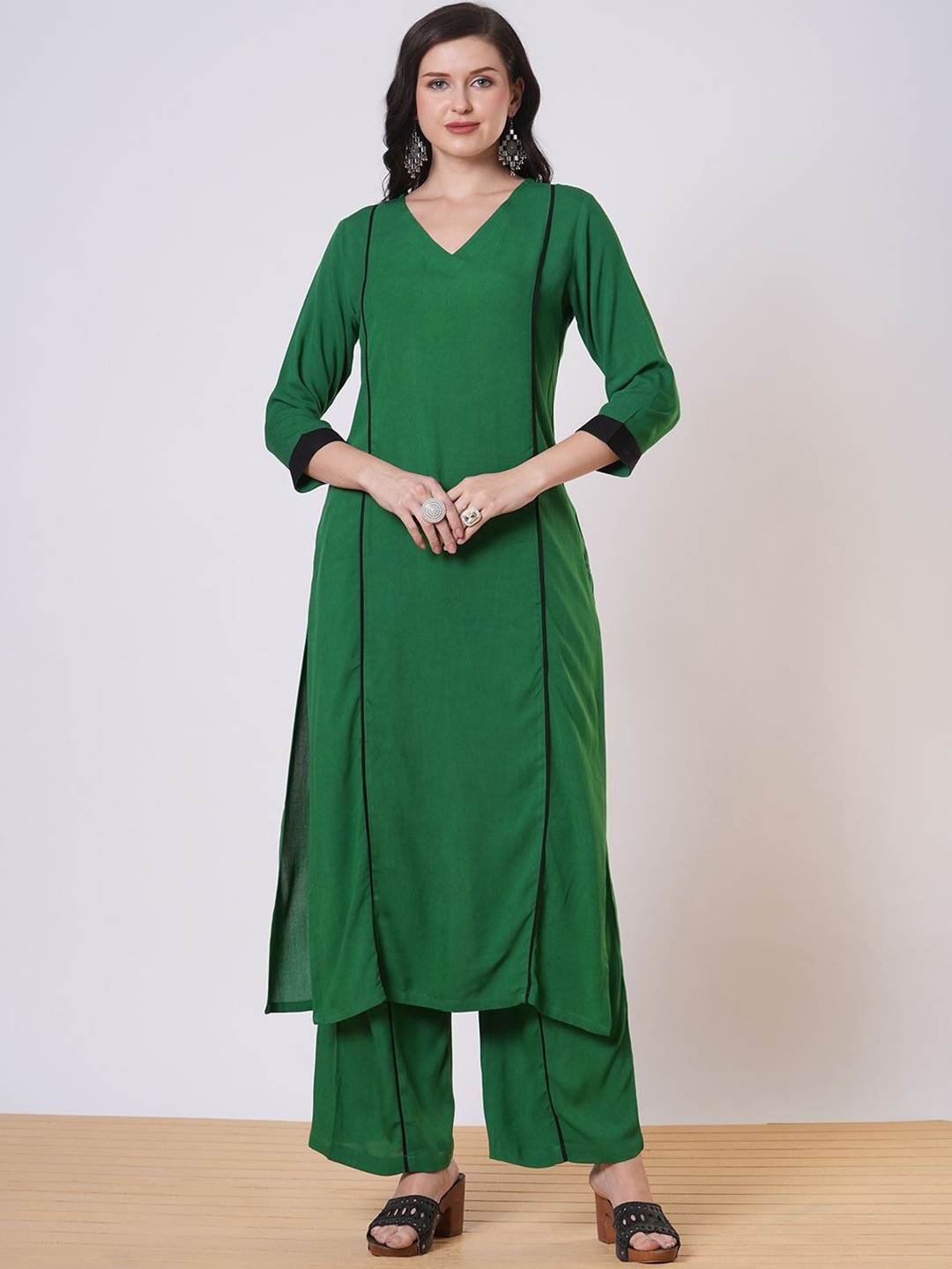 

GoSriKi V-Neck Straight Kurta With Palazzos, Green